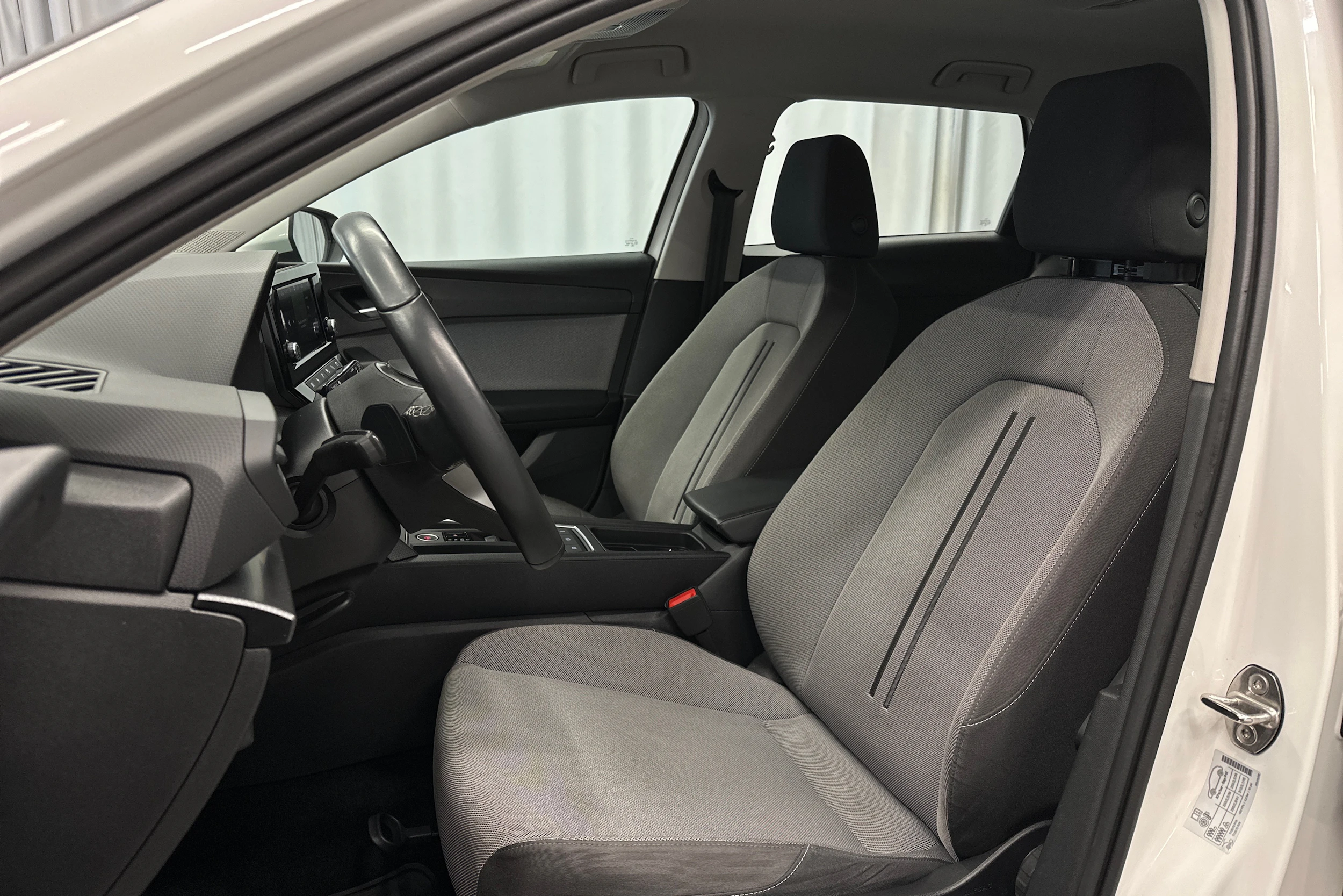valkoinen SEAT Leon Sportstourer 2024 kuva 17.