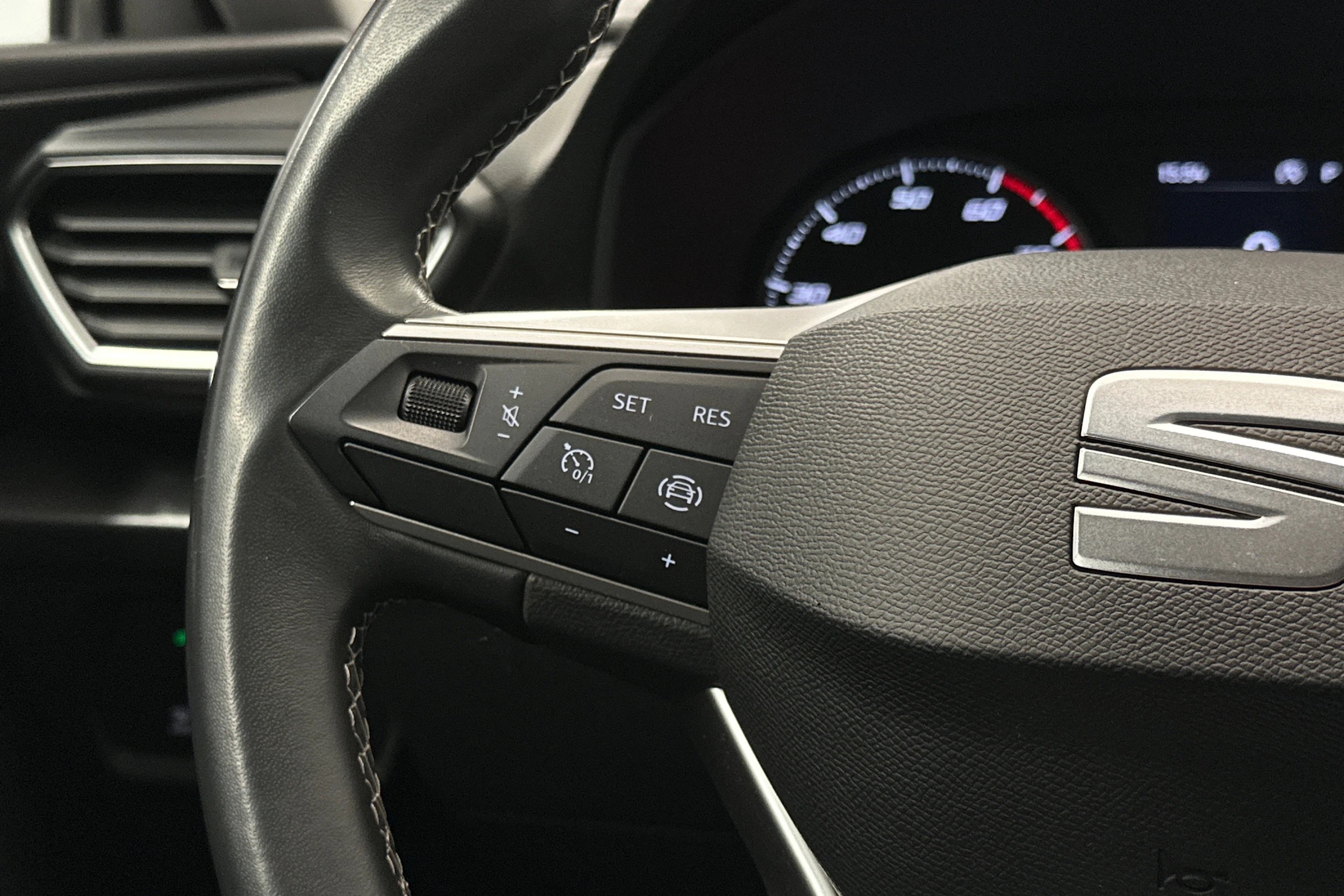 valkoinen SEAT Leon Sportstourer 2024 kuva 19.