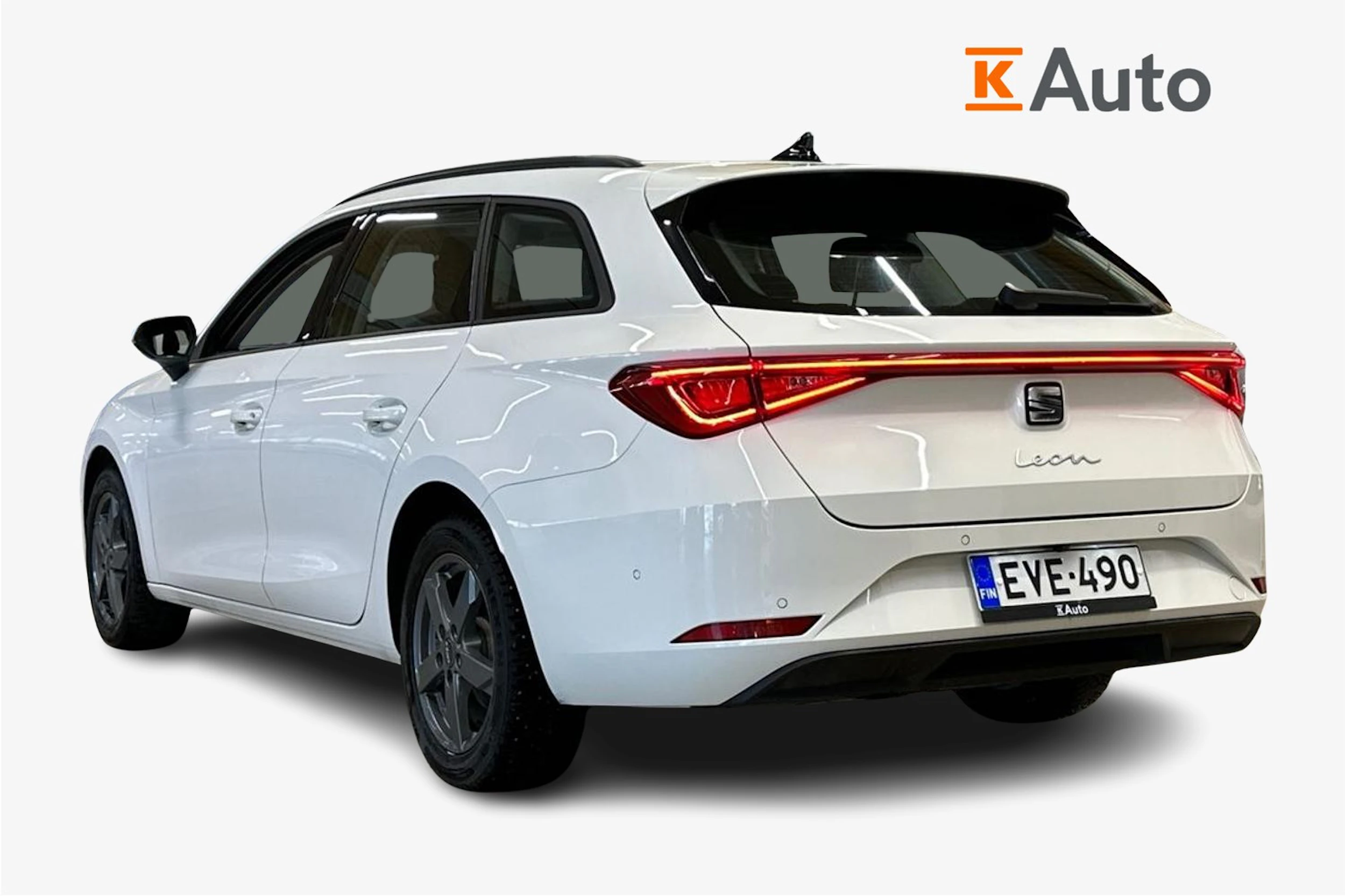 valkoinen SEAT Leon Sportstourer 2024 kuva 2.