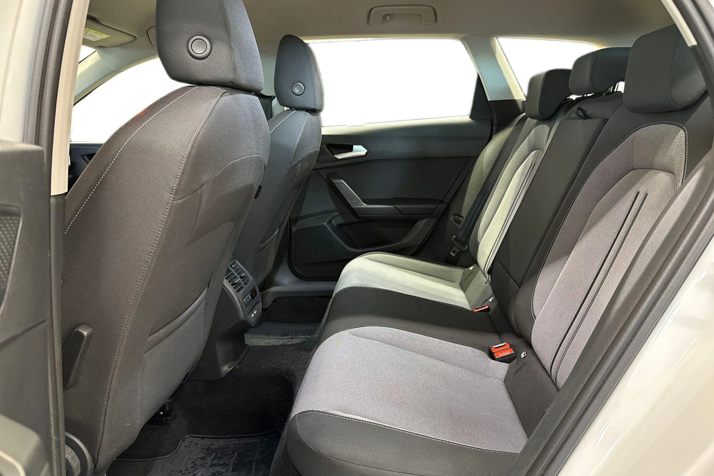 valkoinen SEAT Leon Sportstourer 2024 kuva 8.