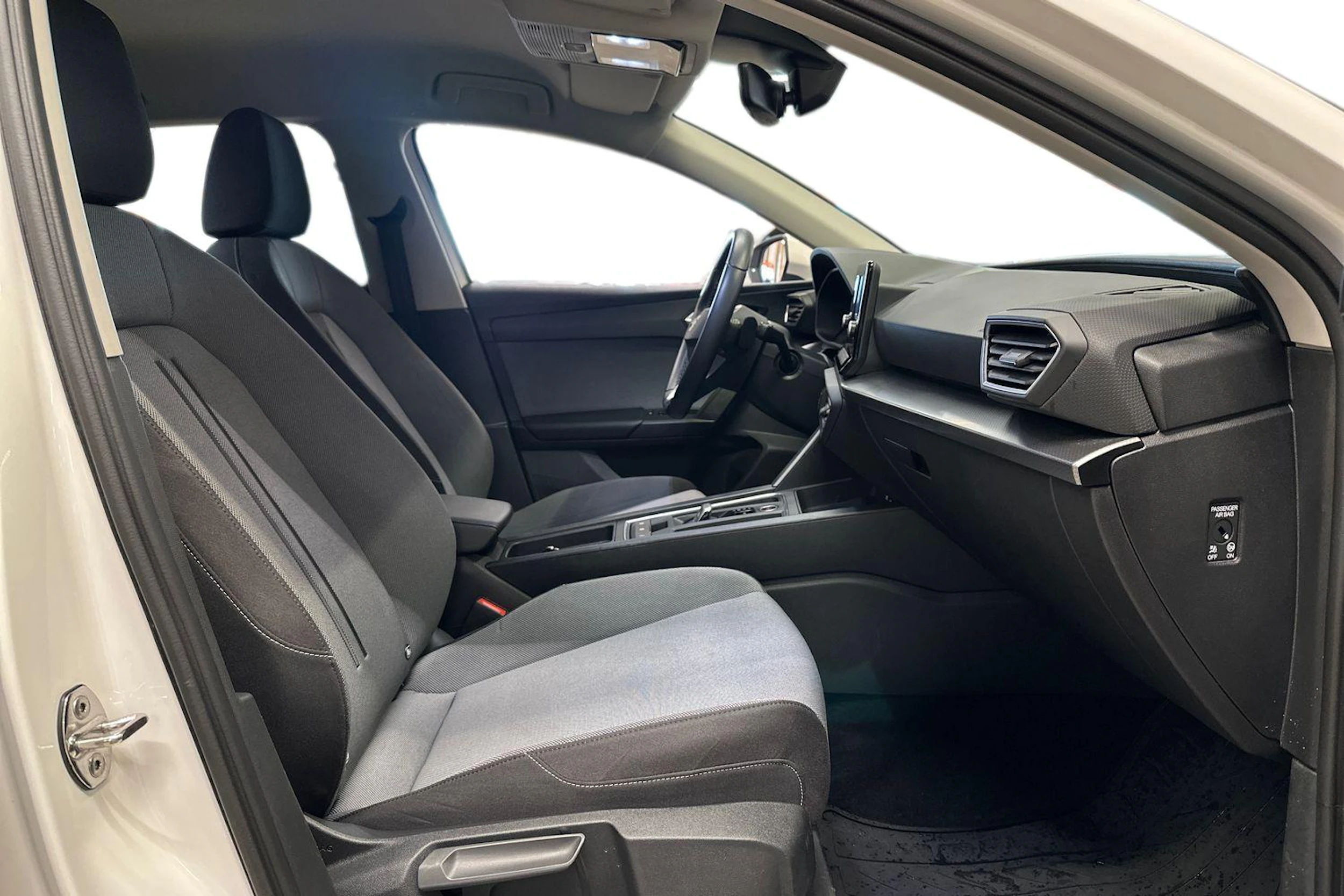 valkoinen SEAT Leon Sportstourer 2024 kuva 9.