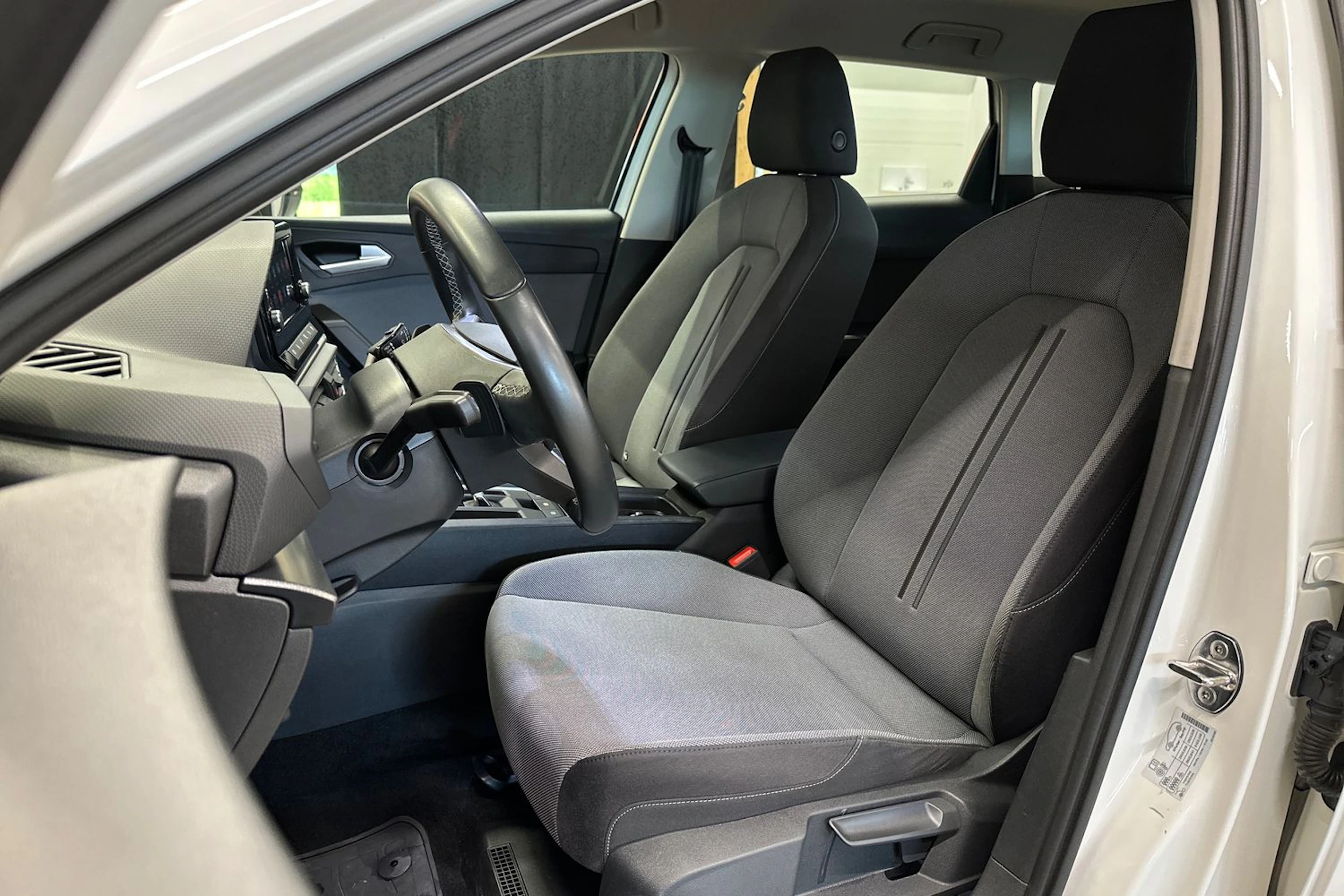 valkoinen SEAT Leon Sportstourer 2024 kuva 10.