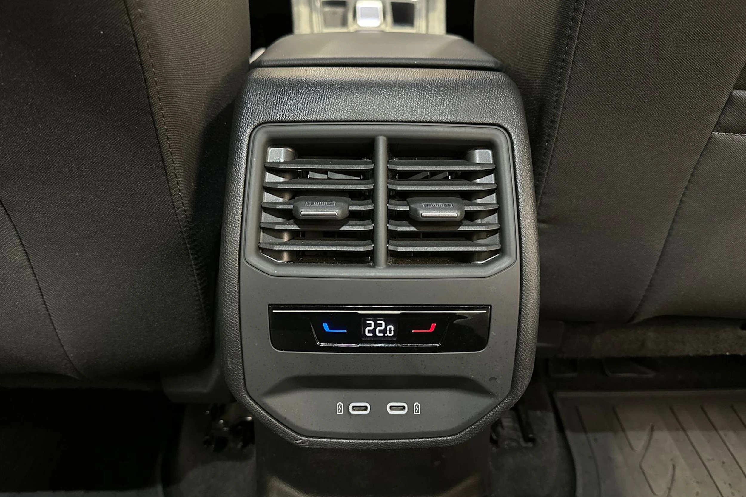 valkoinen SEAT Leon Sportstourer 2024 kuva 11.