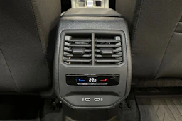 valkoinen SEAT Leon Sportstourer 2024 kuva 11.