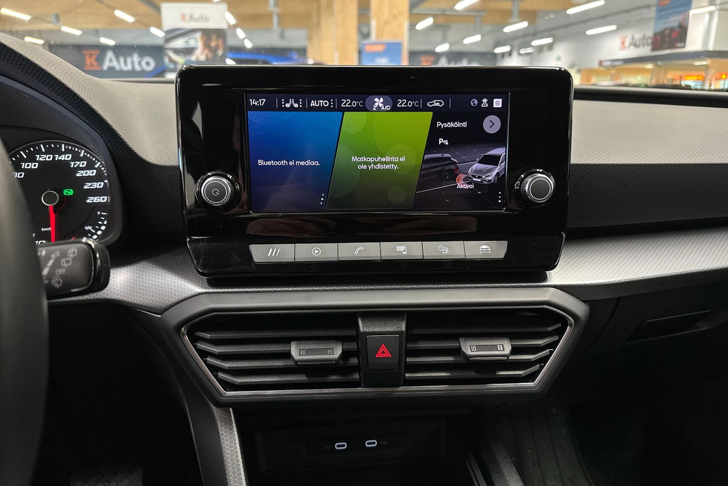 valkoinen SEAT Leon Sportstourer 2024 kuva 15.