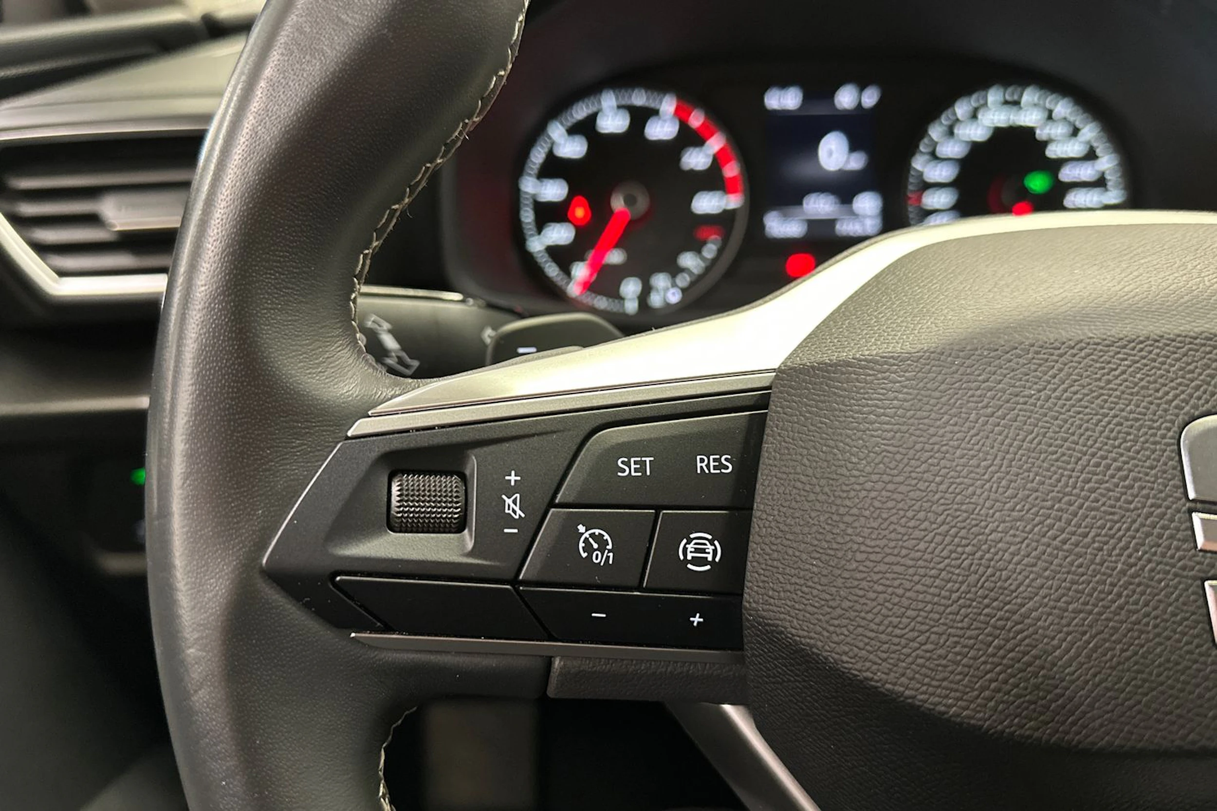 valkoinen SEAT Leon Sportstourer 2024 kuva 18.