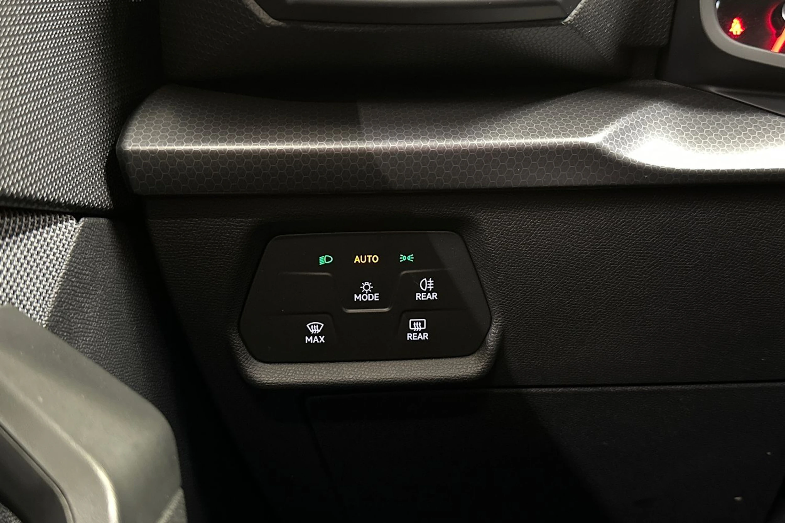 valkoinen SEAT Leon Sportstourer 2024 kuva 20.