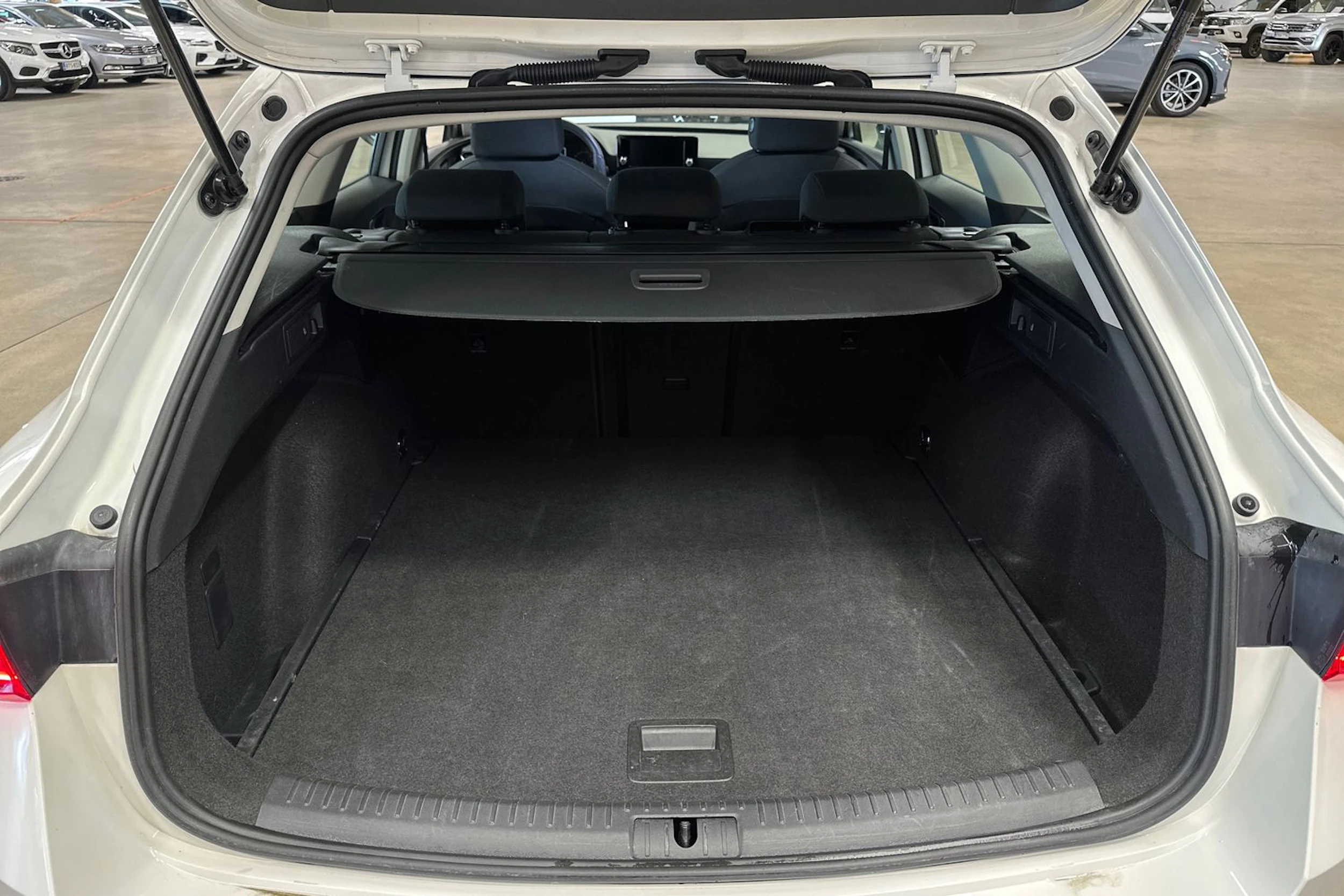 valkoinen SEAT Leon Sportstourer 2024 kuva 22.