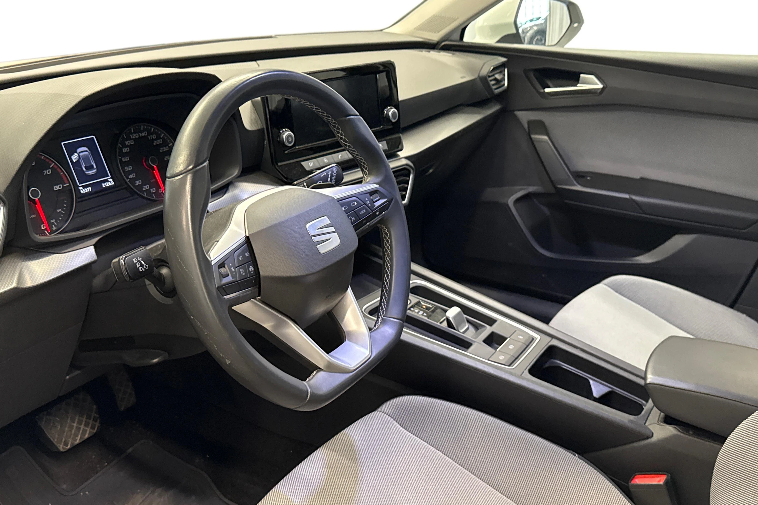 valkoinen SEAT Leon Sportstourer 2024 kuva 3.