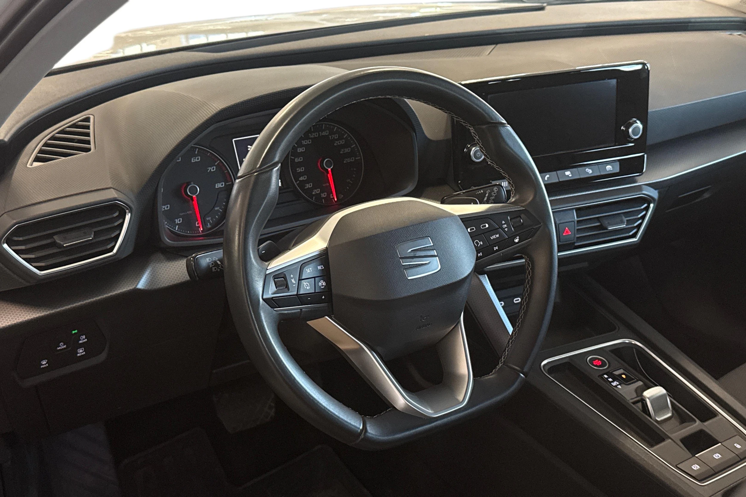 valkoinen SEAT Leon Sportstourer 2024 kuva 3.