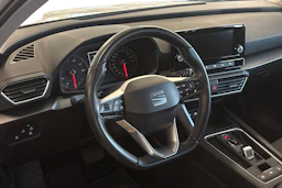 valkoinen SEAT Leon Sportstourer 2024 kuva 3.