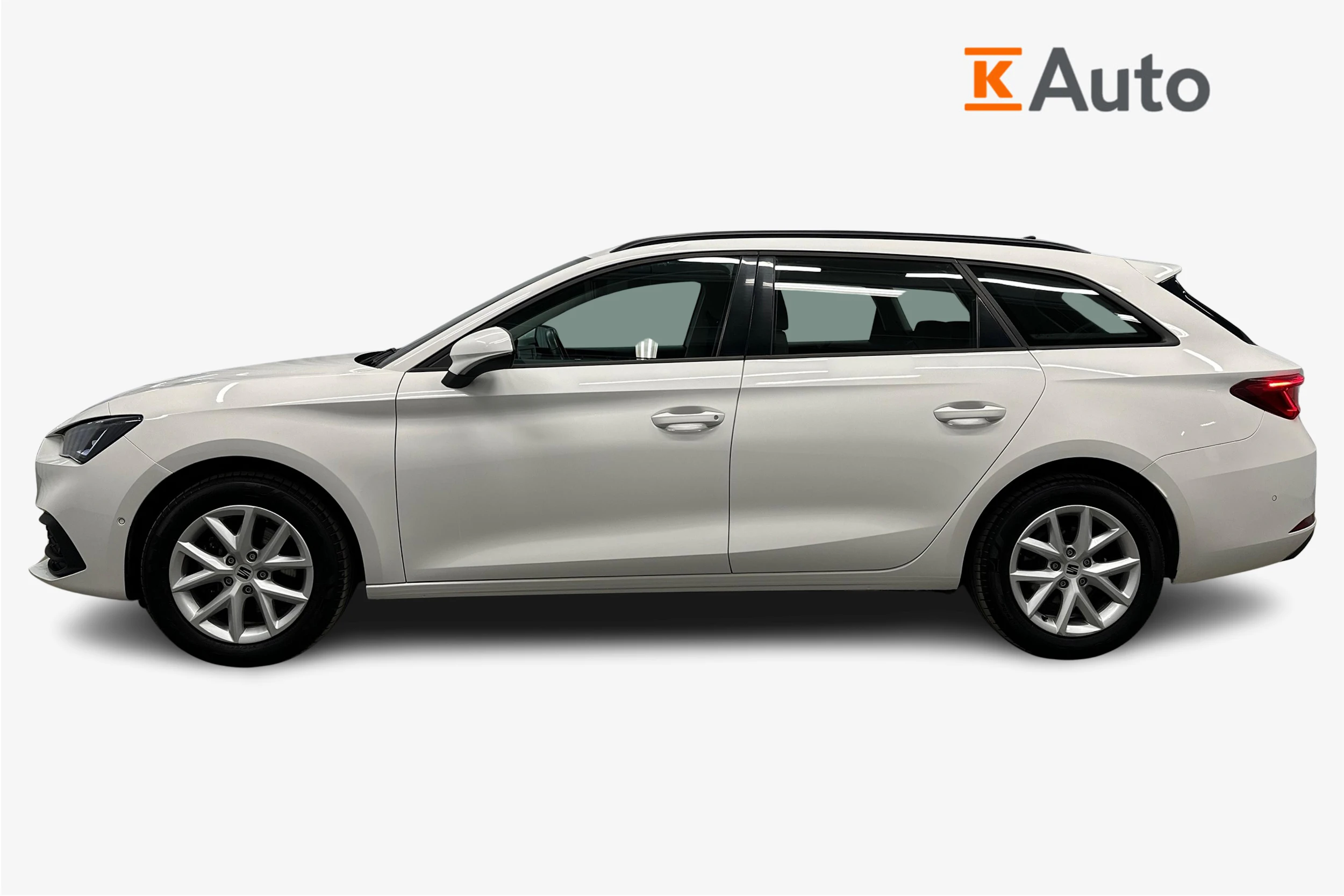 valkoinen SEAT Leon Sportstourer 2024 kuva 7.