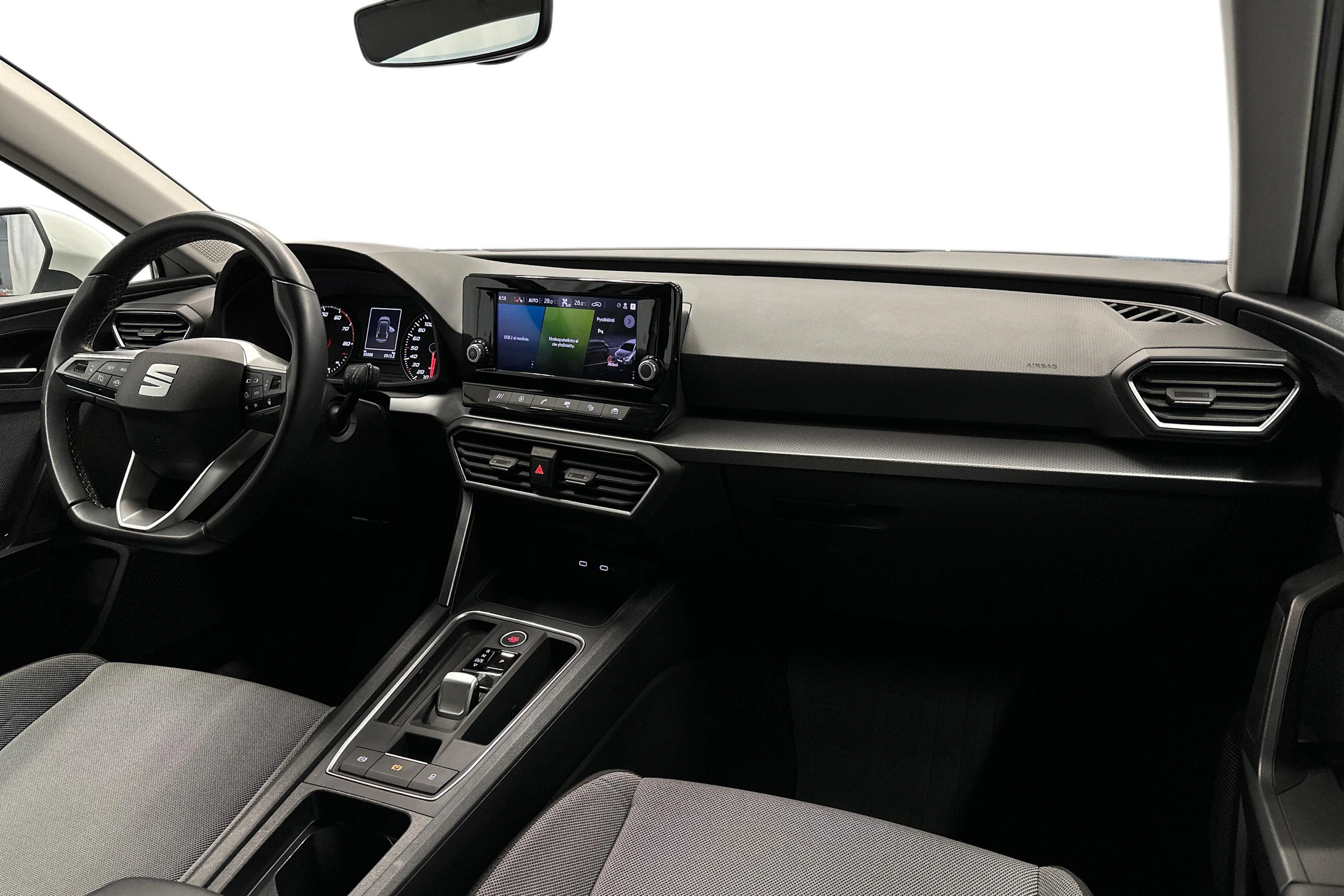 valkoinen SEAT Leon Sportstourer 2024 kuva 9.