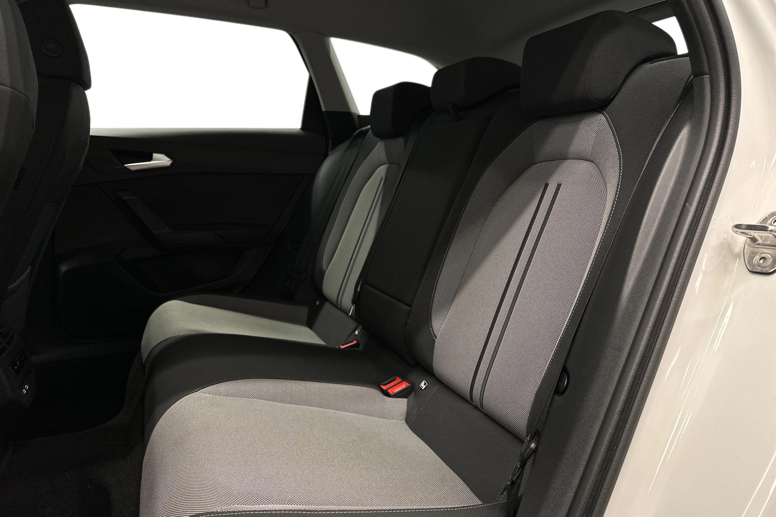 valkoinen SEAT Leon Sportstourer 2024 kuva 11.