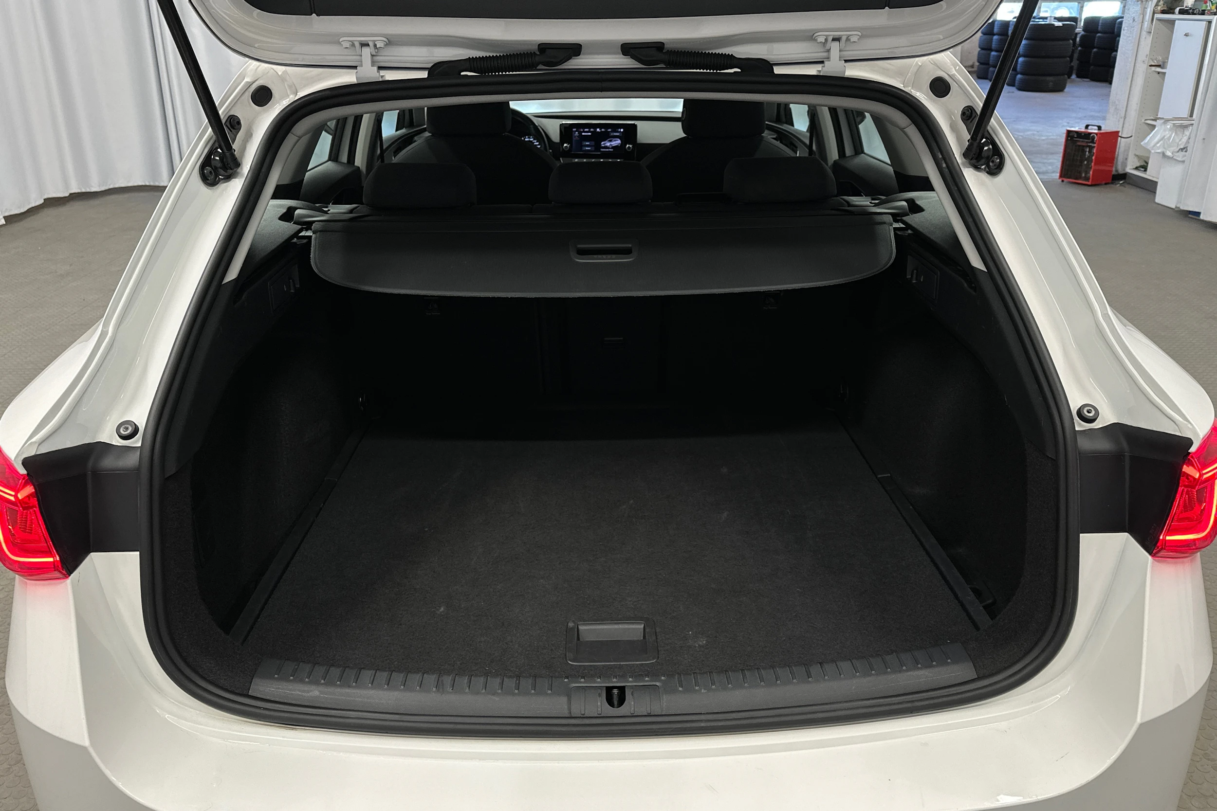 valkoinen SEAT Leon Sportstourer 2024 kuva 15.