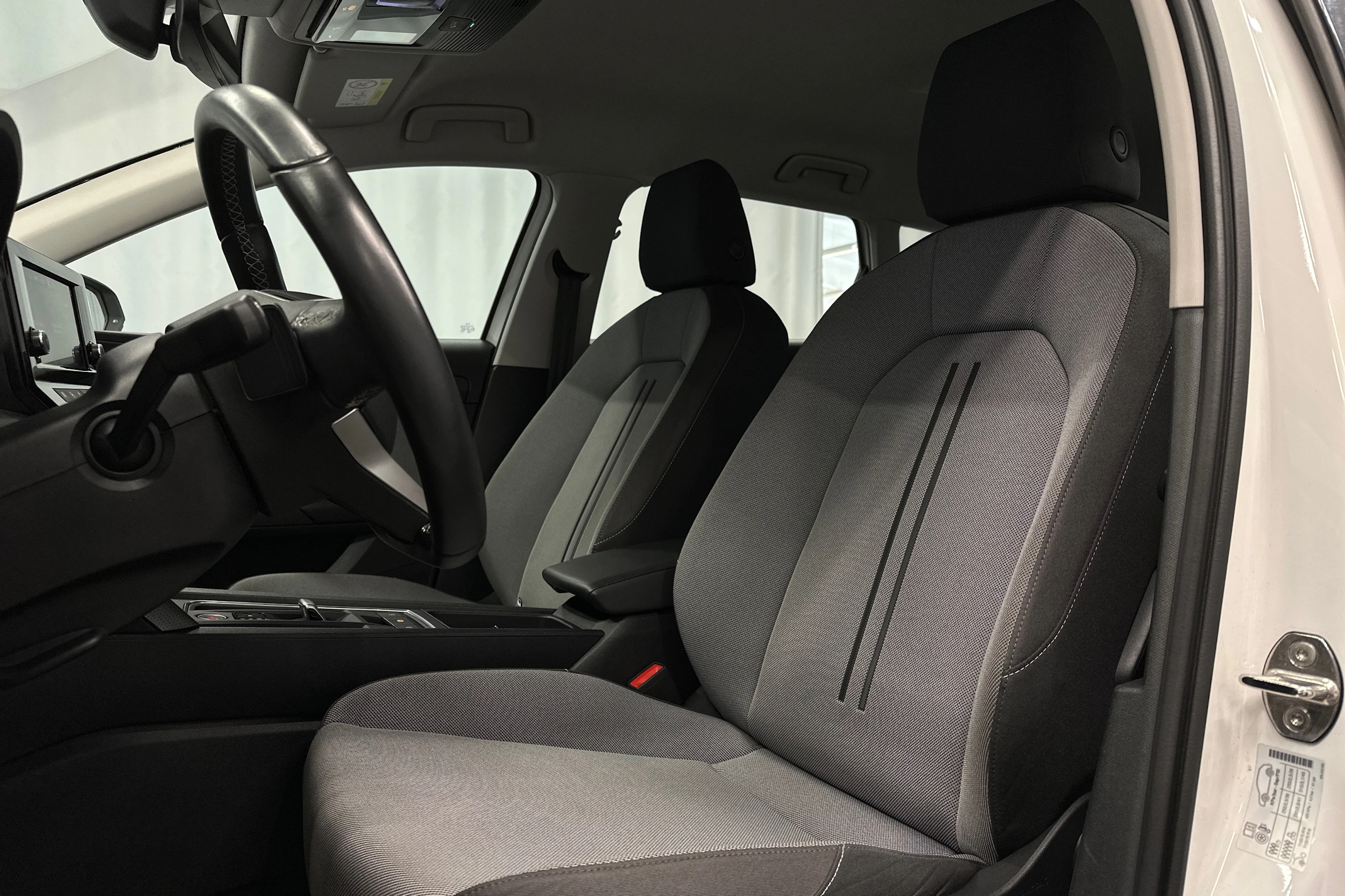 valkoinen SEAT Leon Sportstourer 2024 kuva 16.