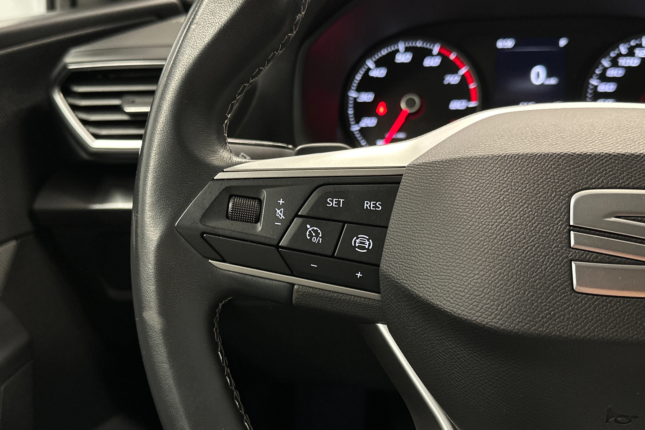 valkoinen SEAT Leon Sportstourer 2024 kuva 18.