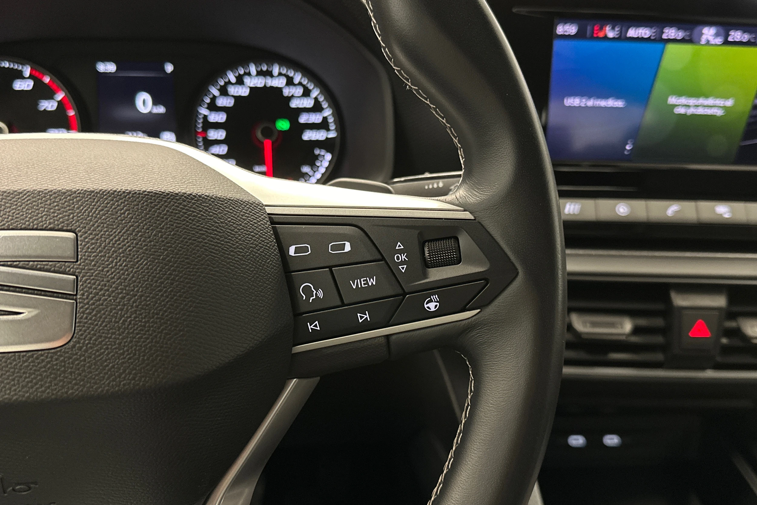 valkoinen SEAT Leon Sportstourer 2024 kuva 19.