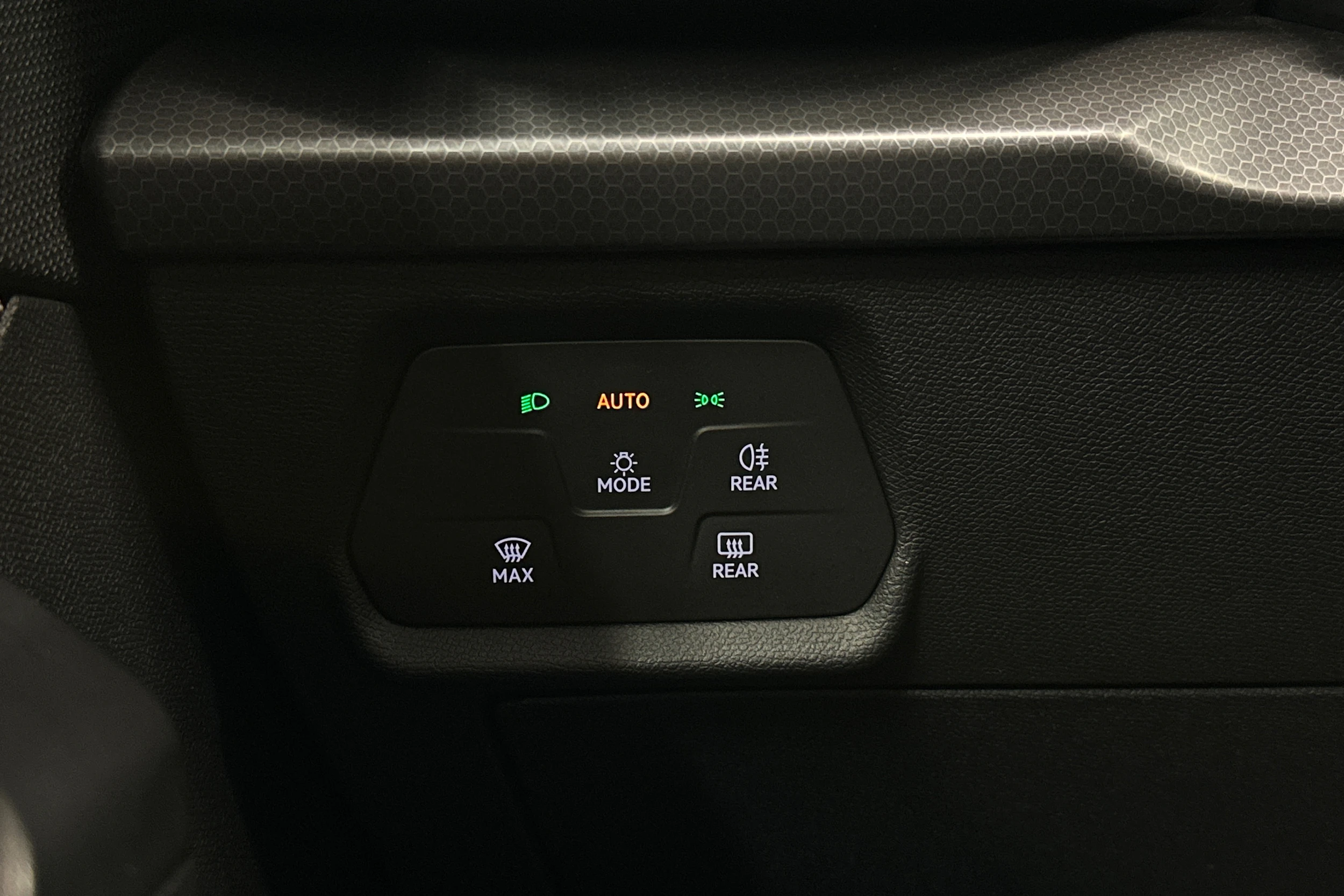 valkoinen SEAT Leon Sportstourer 2024 kuva 20.