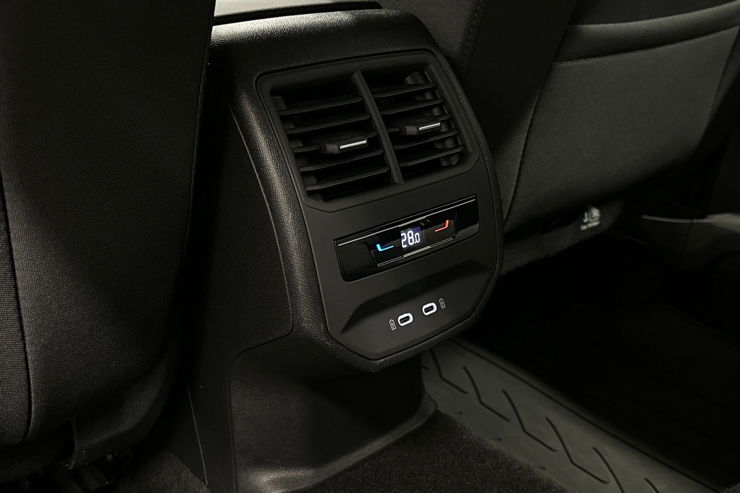 valkoinen SEAT Leon Sportstourer 2024 kuva 29.