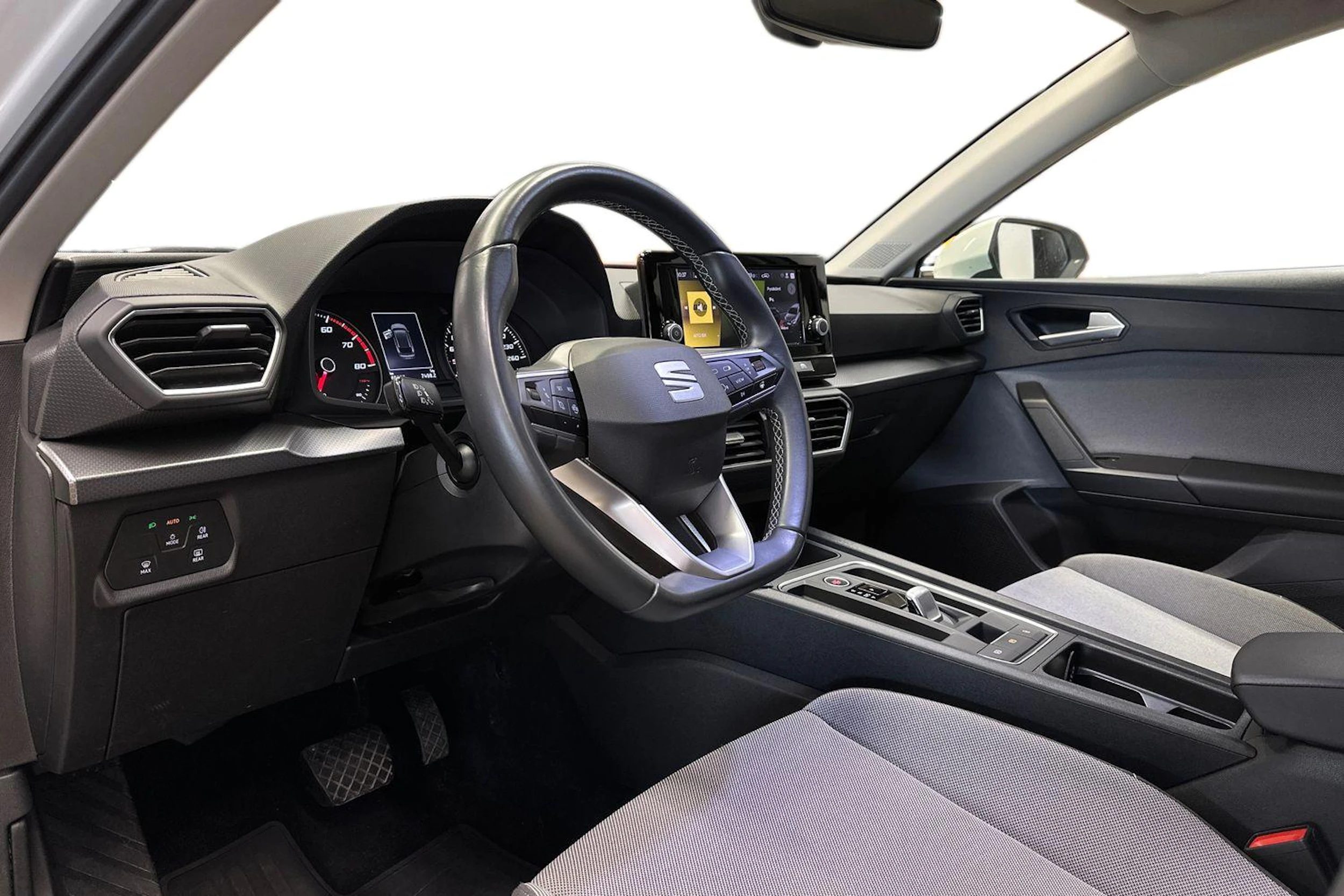 valkoinen SEAT Leon Sportstourer 2024 kuva 8.