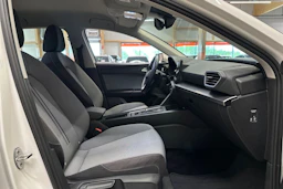 valkoinen SEAT Leon Sportstourer 2024 kuva 15.