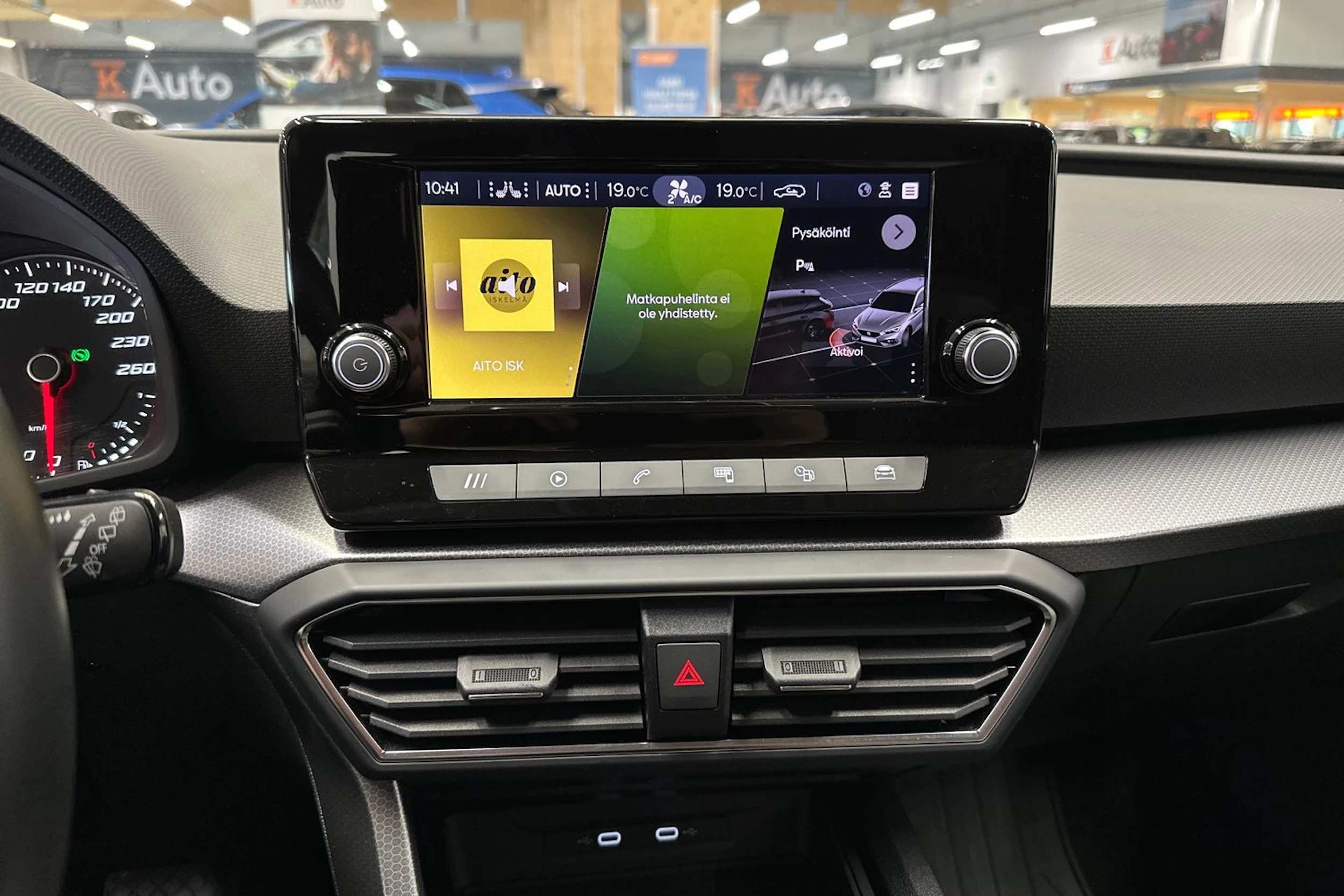 valkoinen SEAT Leon Sportstourer 2024 kuva 20.