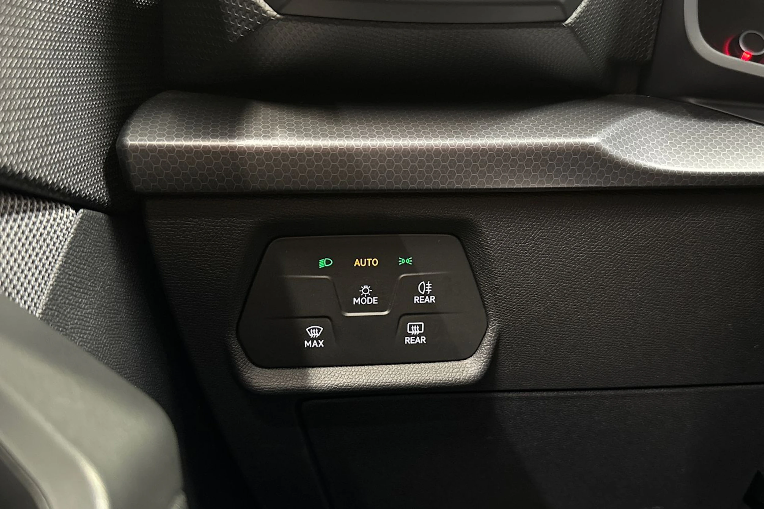 valkoinen SEAT Leon Sportstourer 2024 kuva 25.