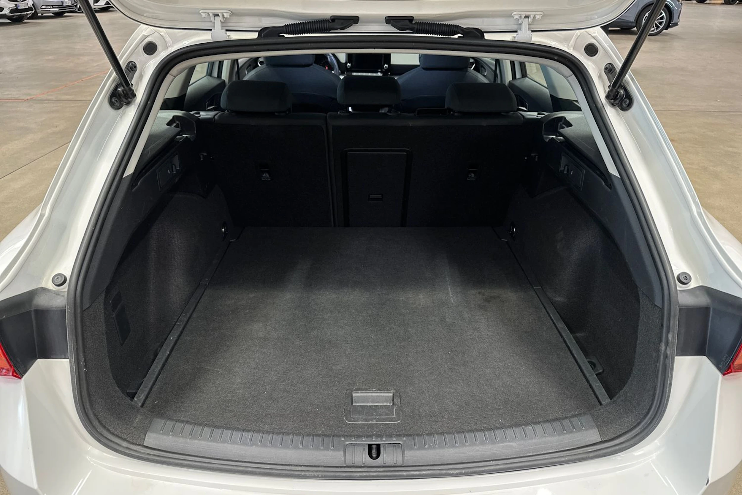 valkoinen SEAT Leon Sportstourer 2024 kuva 27.