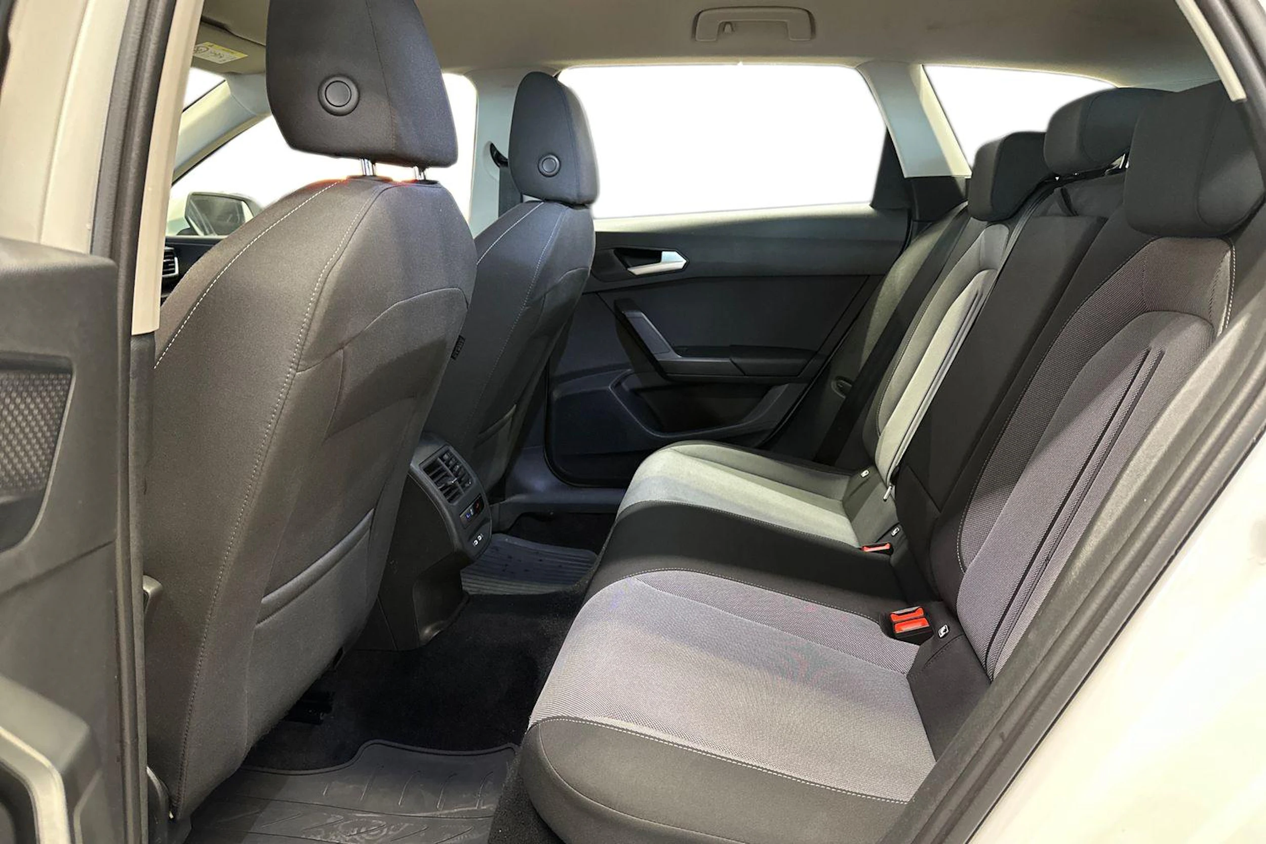 valkoinen SEAT Leon Sportstourer 2024 kuva 11.