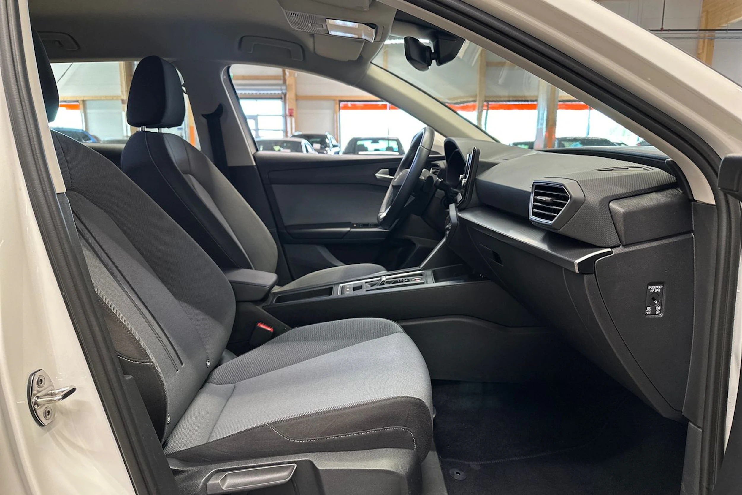 valkoinen SEAT Leon Sportstourer 2024 kuva 15.