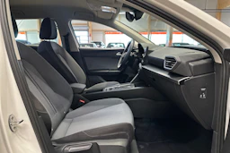 valkoinen SEAT Leon Sportstourer 2024 kuva 15.