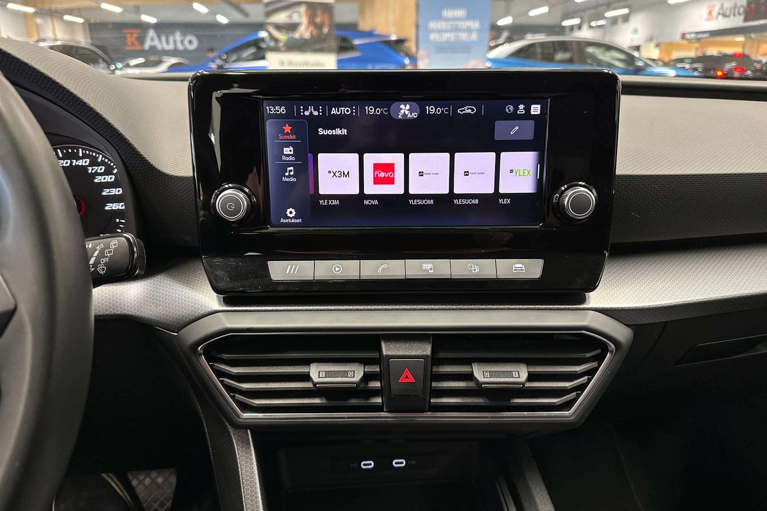 valkoinen SEAT Leon Sportstourer 2024 kuva 18.