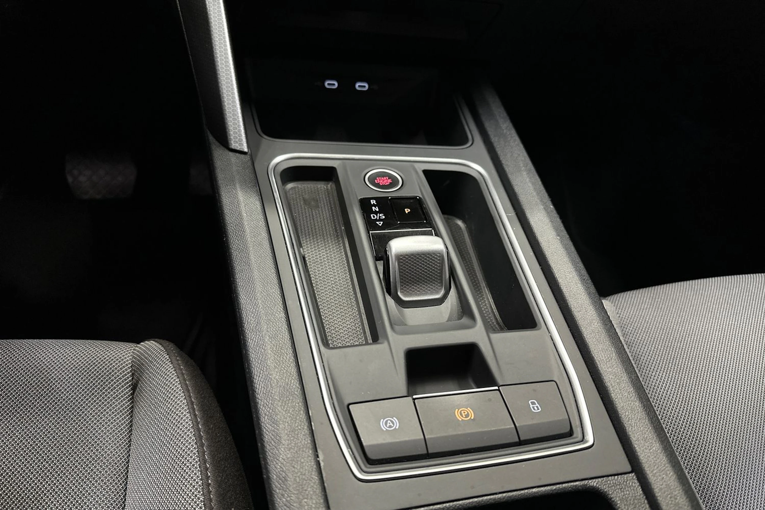 valkoinen SEAT Leon Sportstourer 2024 kuva 19.