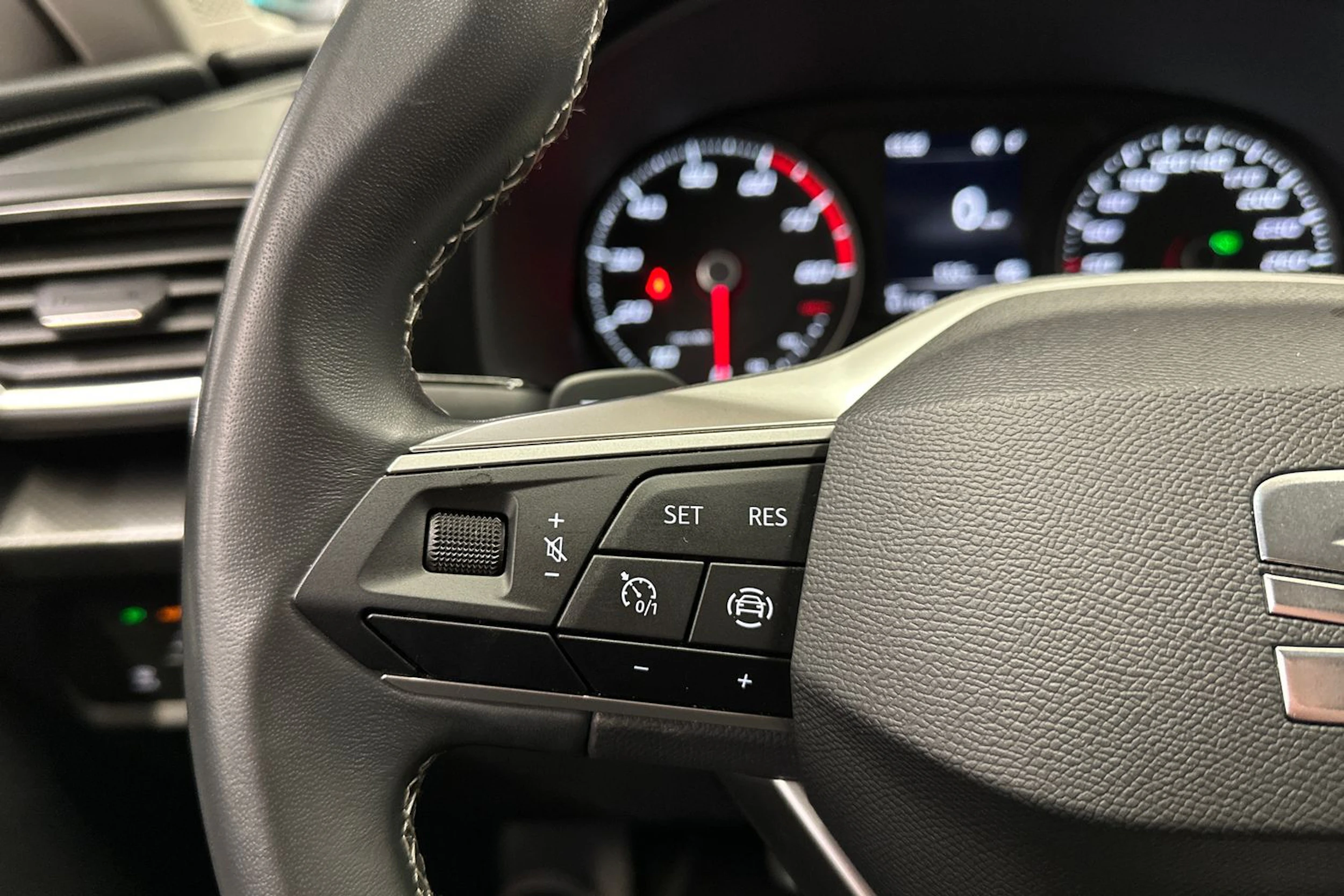 valkoinen SEAT Leon Sportstourer 2024 kuva 21.