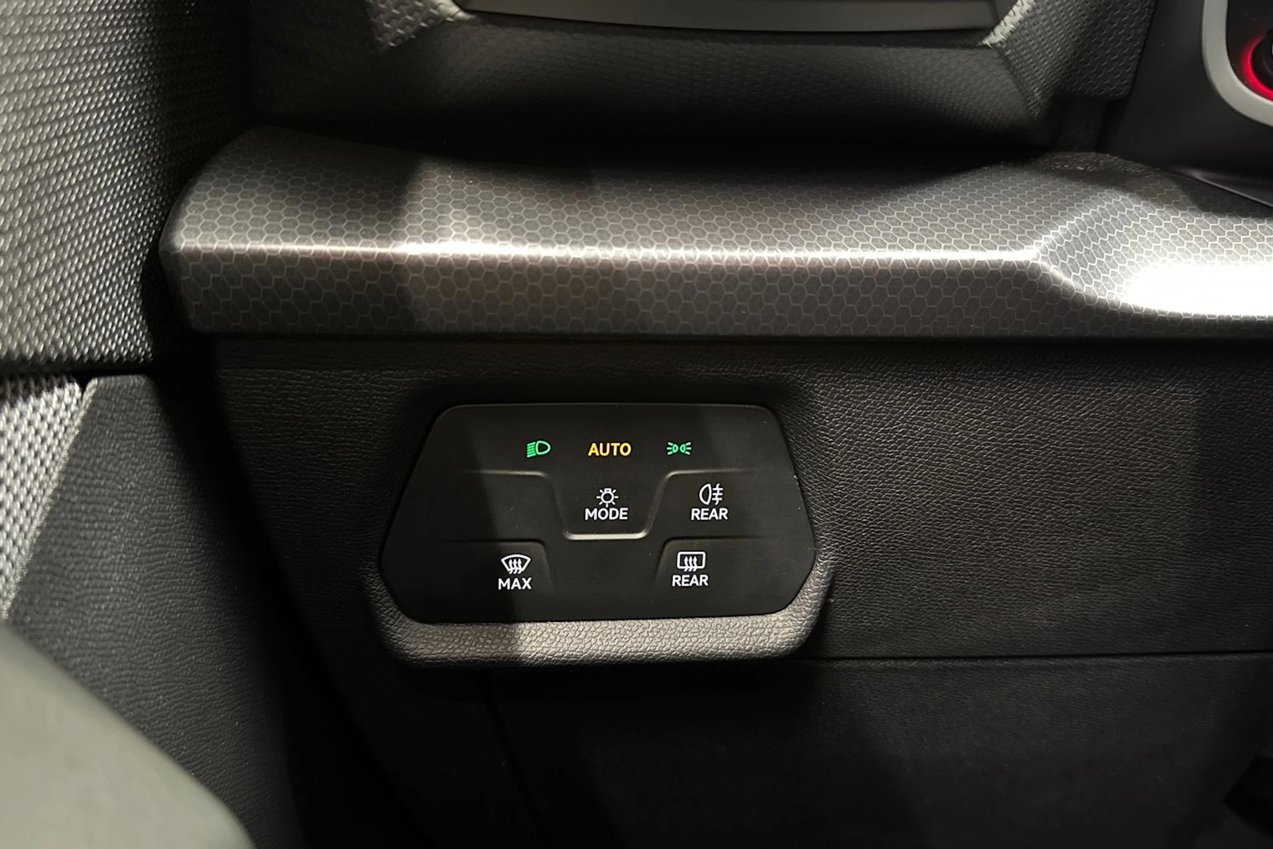valkoinen SEAT Leon Sportstourer 2024 kuva 23.