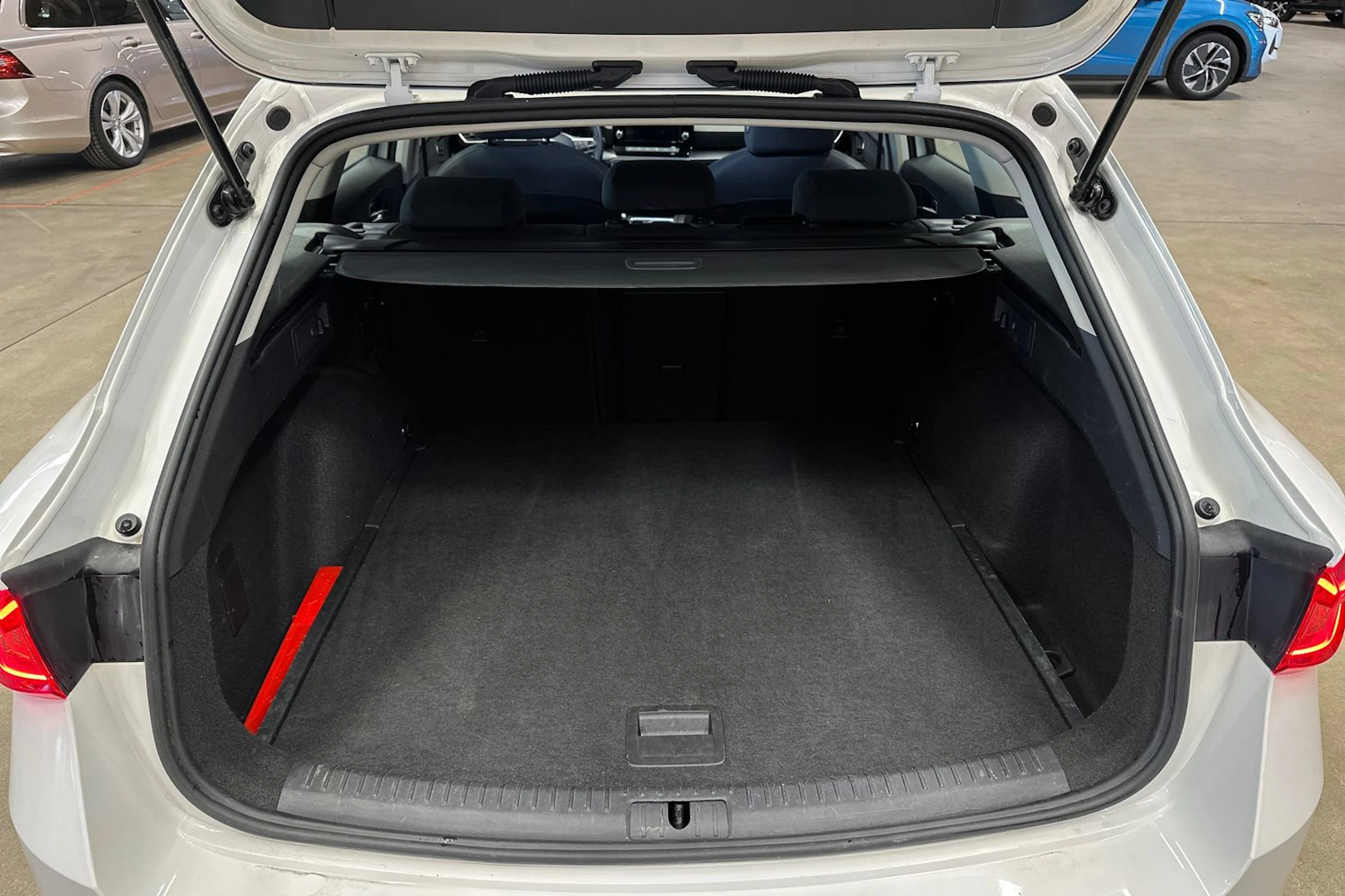valkoinen SEAT Leon Sportstourer 2024 kuva 25.
