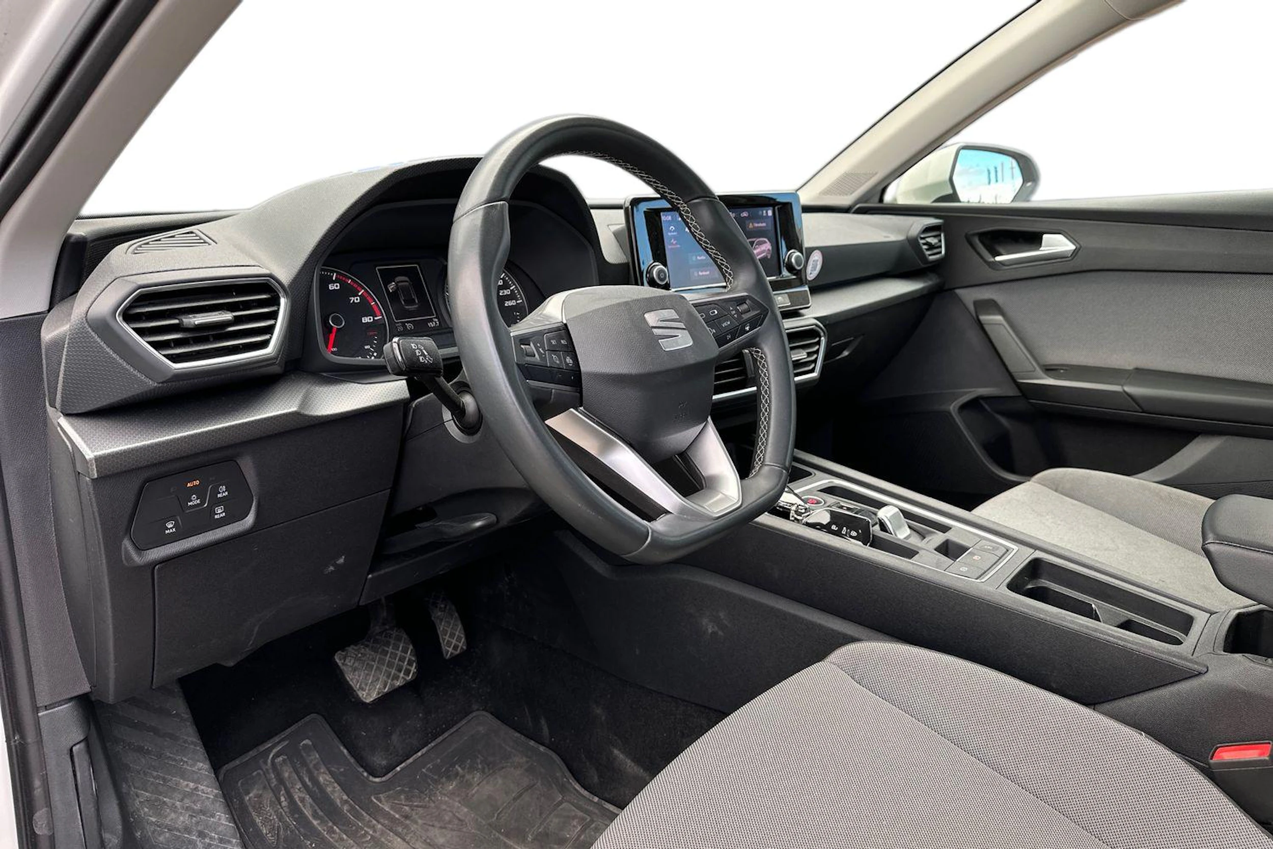 valkoinen SEAT Leon Sportstourer 2024 kuva 3.