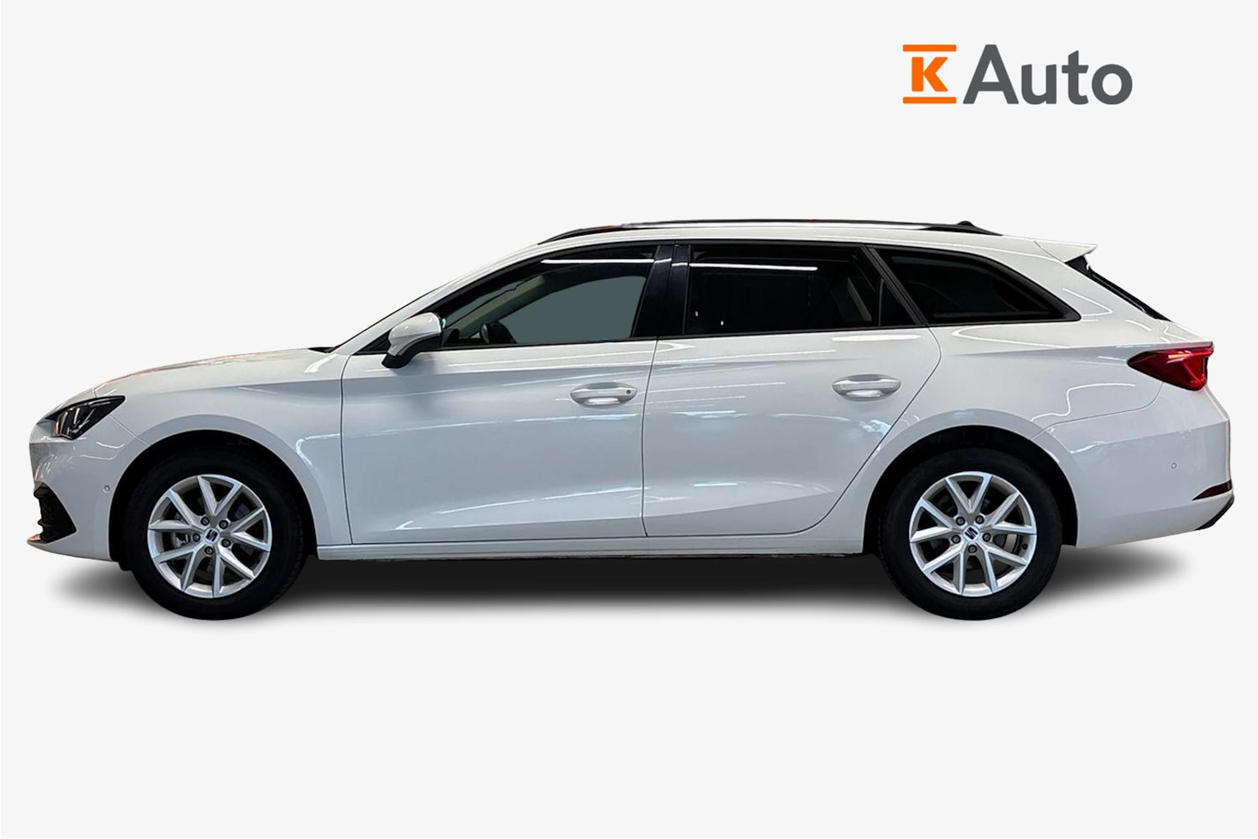 valkoinen SEAT Leon Sportstourer 2024 kuva 5.
