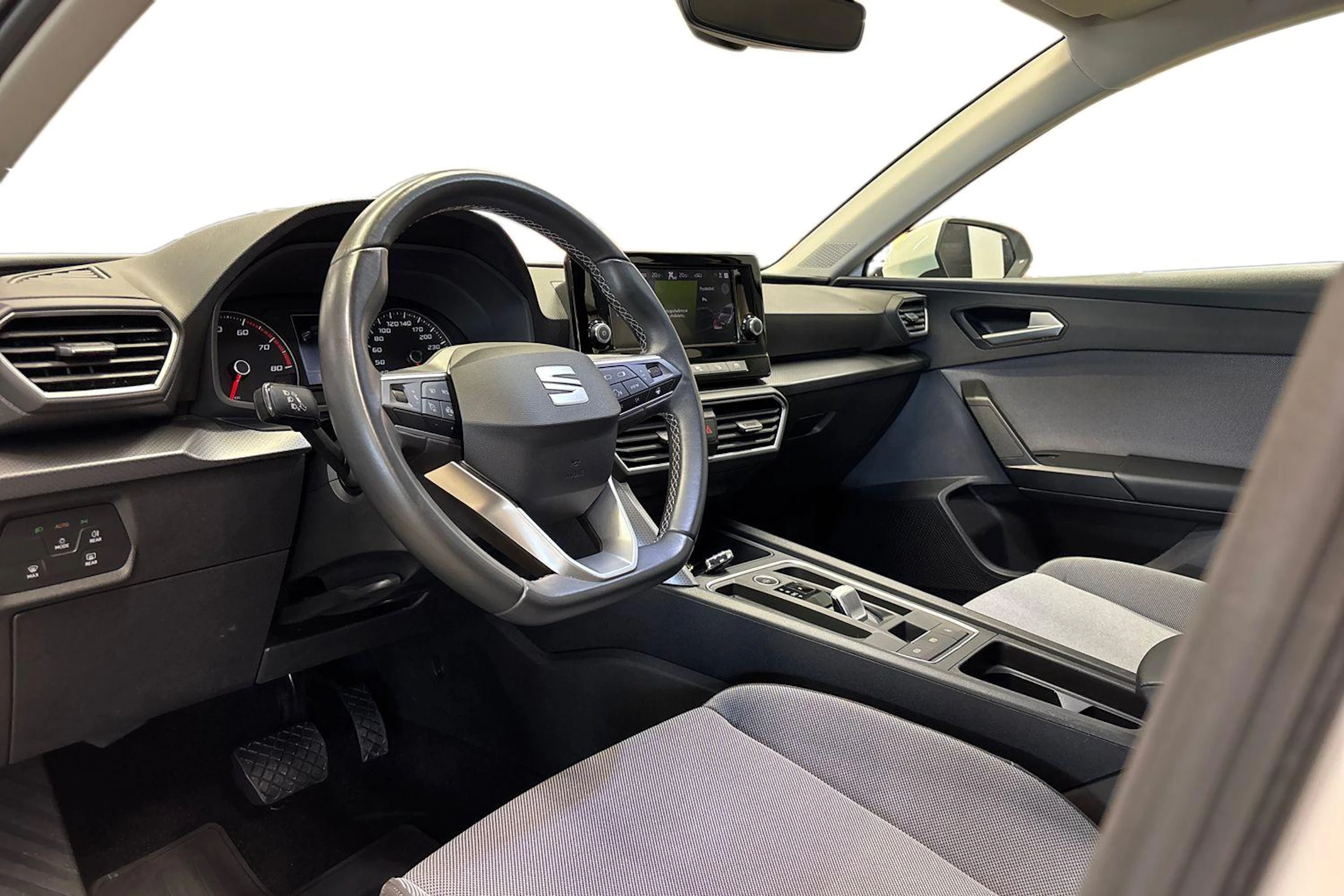 valkoinen SEAT Leon Sportstourer 2024 kuva 6.