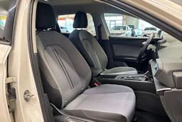 valkoinen SEAT Leon Sportstourer 2024 kuva 11.