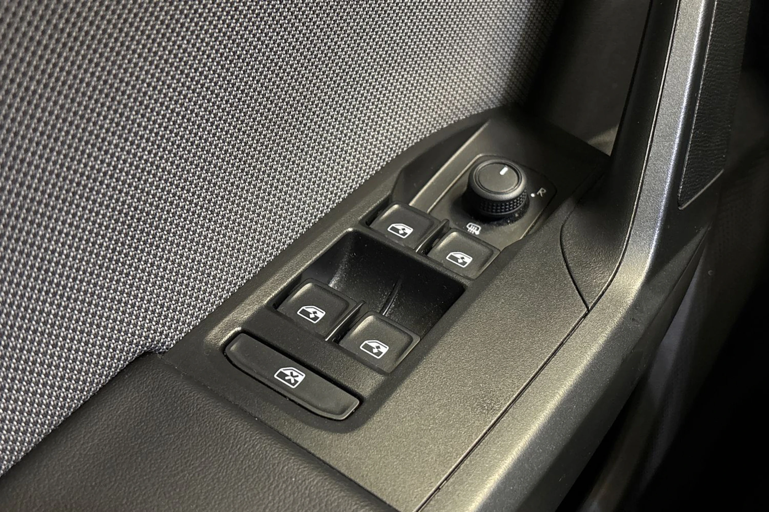 valkoinen SEAT Leon Sportstourer 2024 kuva 12.