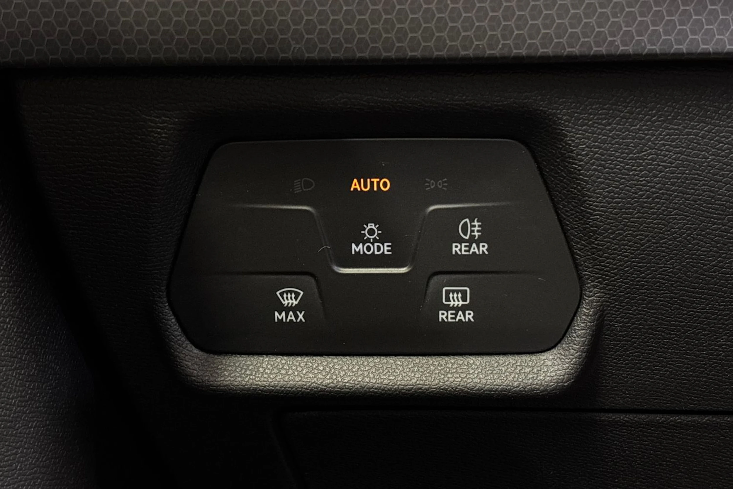 valkoinen SEAT Leon Sportstourer 2024 kuva 13.