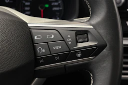valkoinen SEAT Leon Sportstourer 2024 kuva 15.