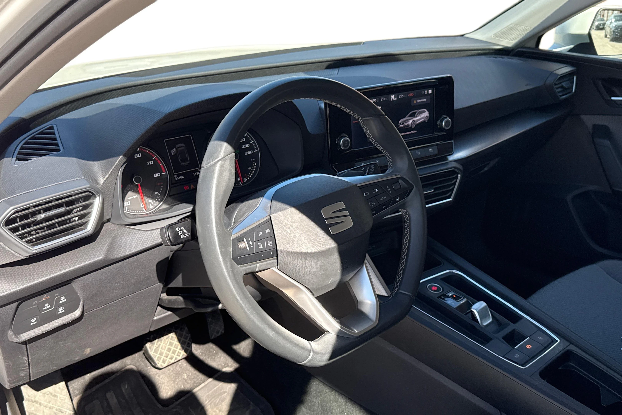 valkoinen SEAT Leon Sportstourer 2024 kuva 3.