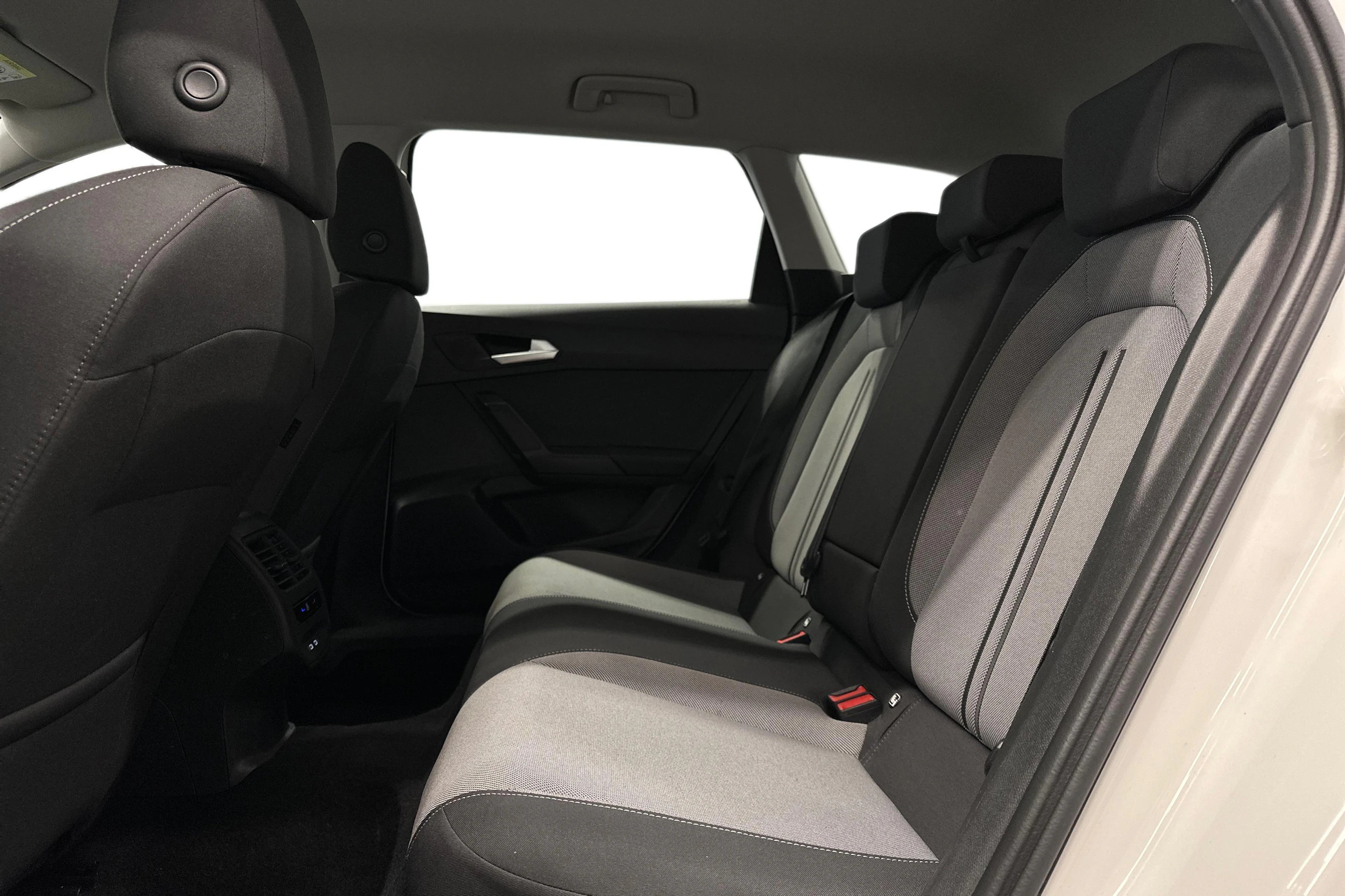 valkoinen SEAT Leon Sportstourer 2024 kuva 11.