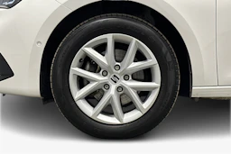 valkoinen SEAT Leon Sportstourer 2024 kuva 12.
