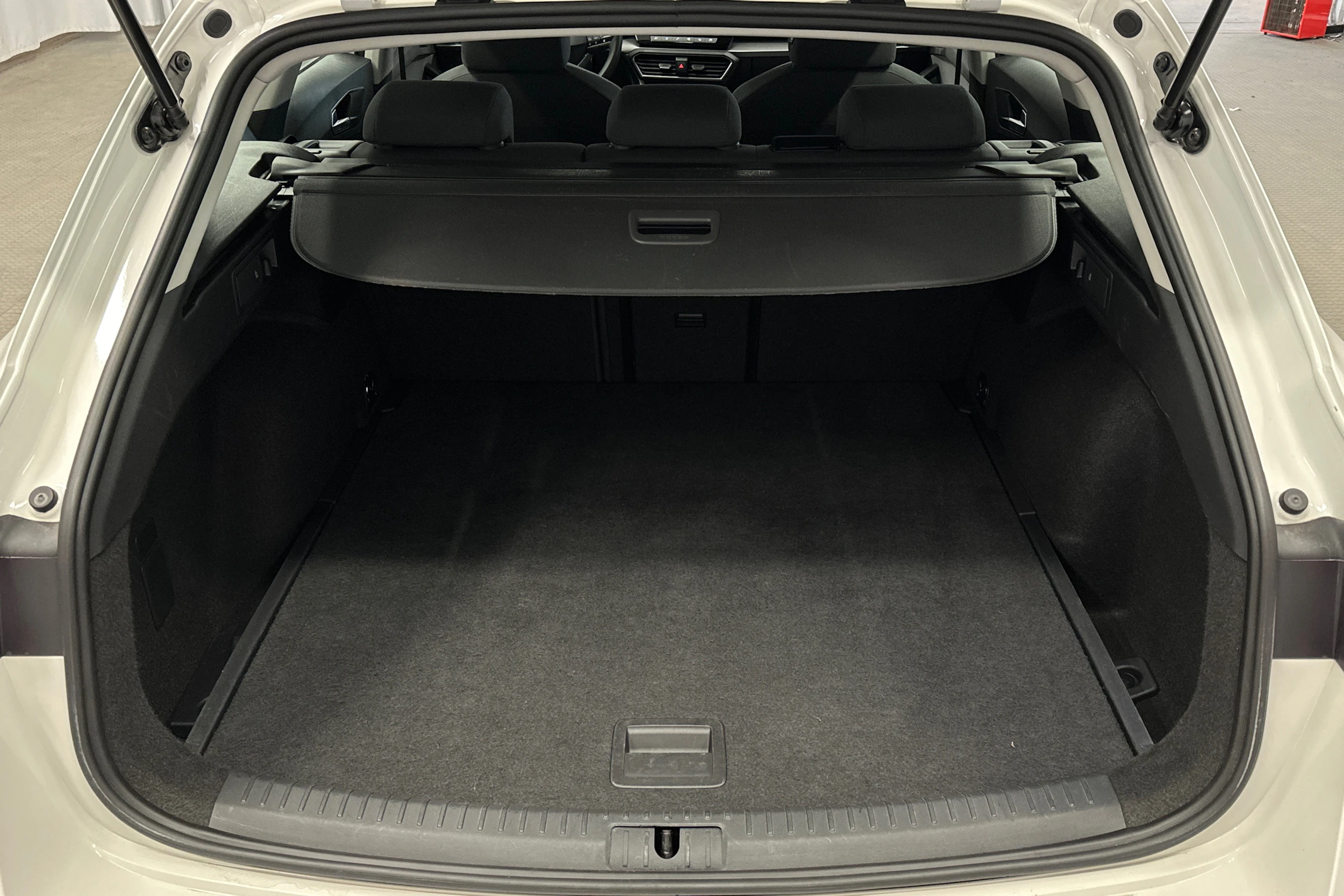 valkoinen SEAT Leon Sportstourer 2024 kuva 15.