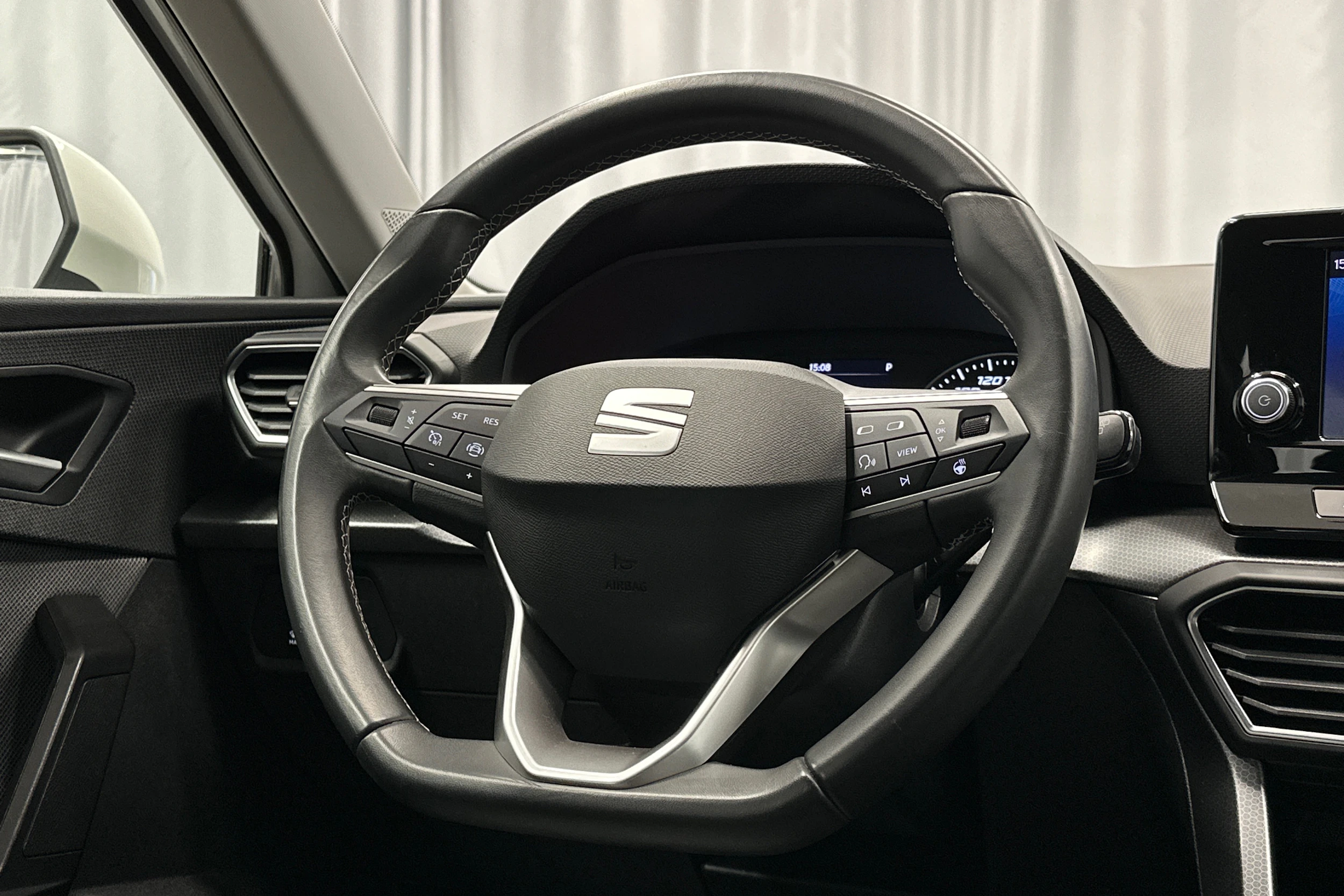 valkoinen SEAT Leon Sportstourer 2024 kuva 18.
