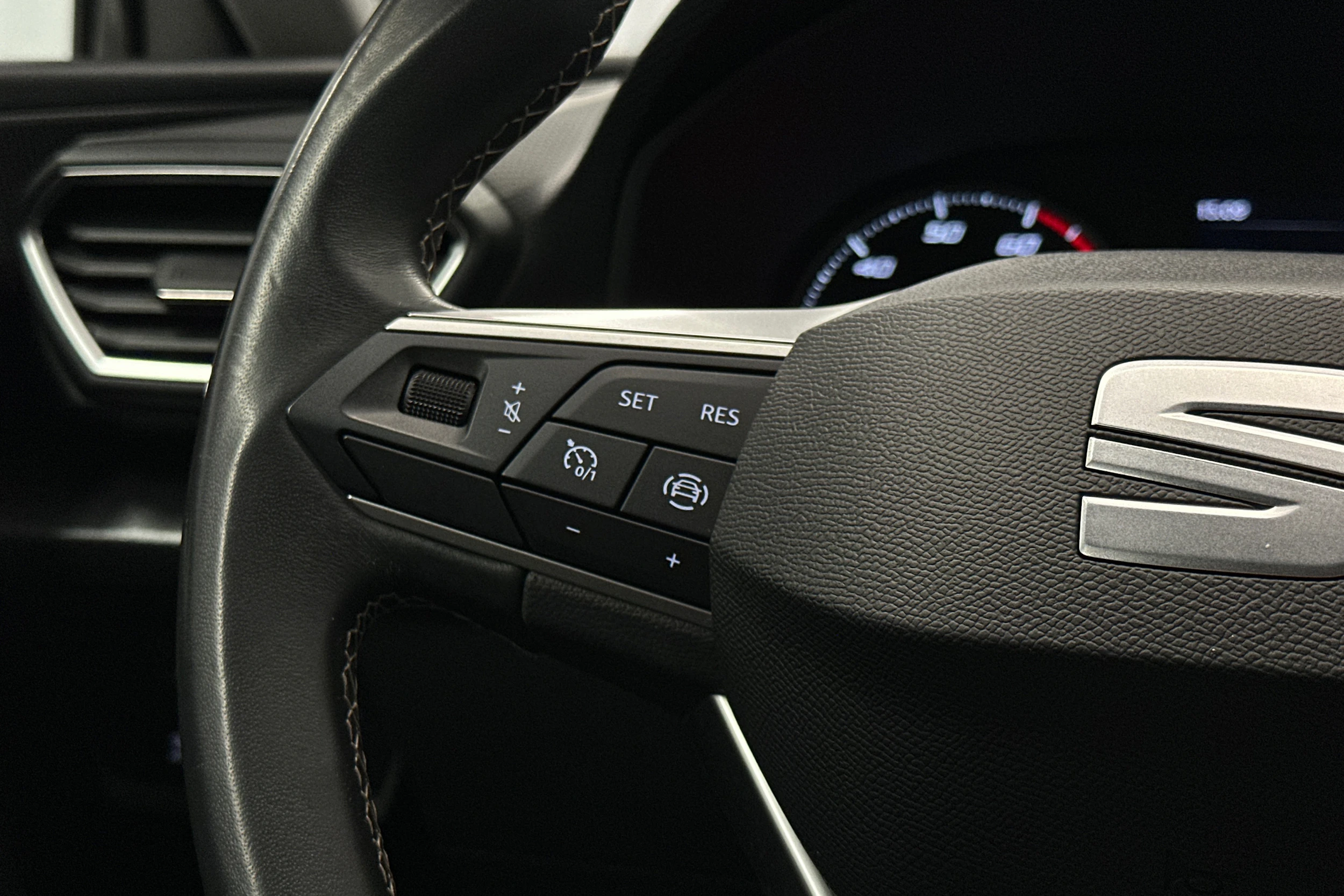 valkoinen SEAT Leon Sportstourer 2024 kuva 19.